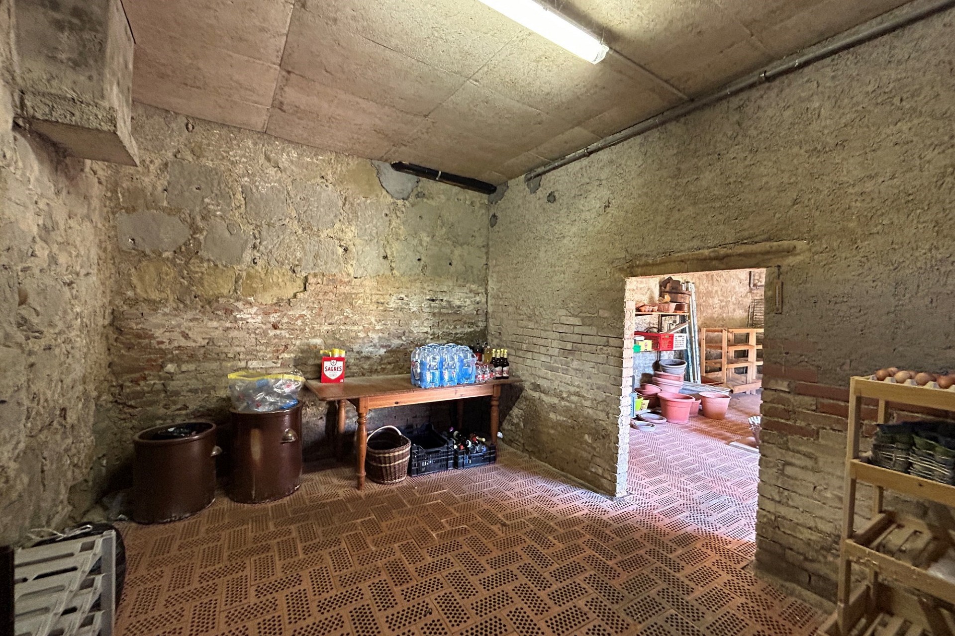 Gewölbekeller mit Lager- und Vorratsbereich