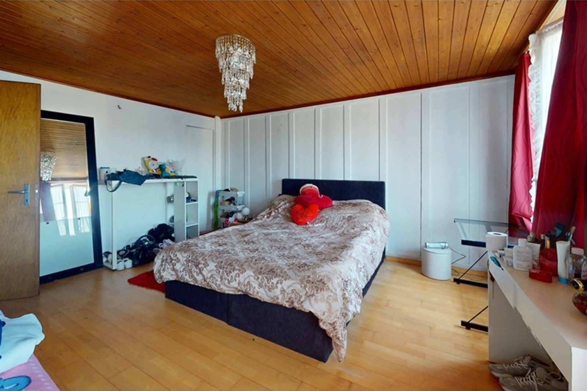 Schlafzimmer mit Holzdecke