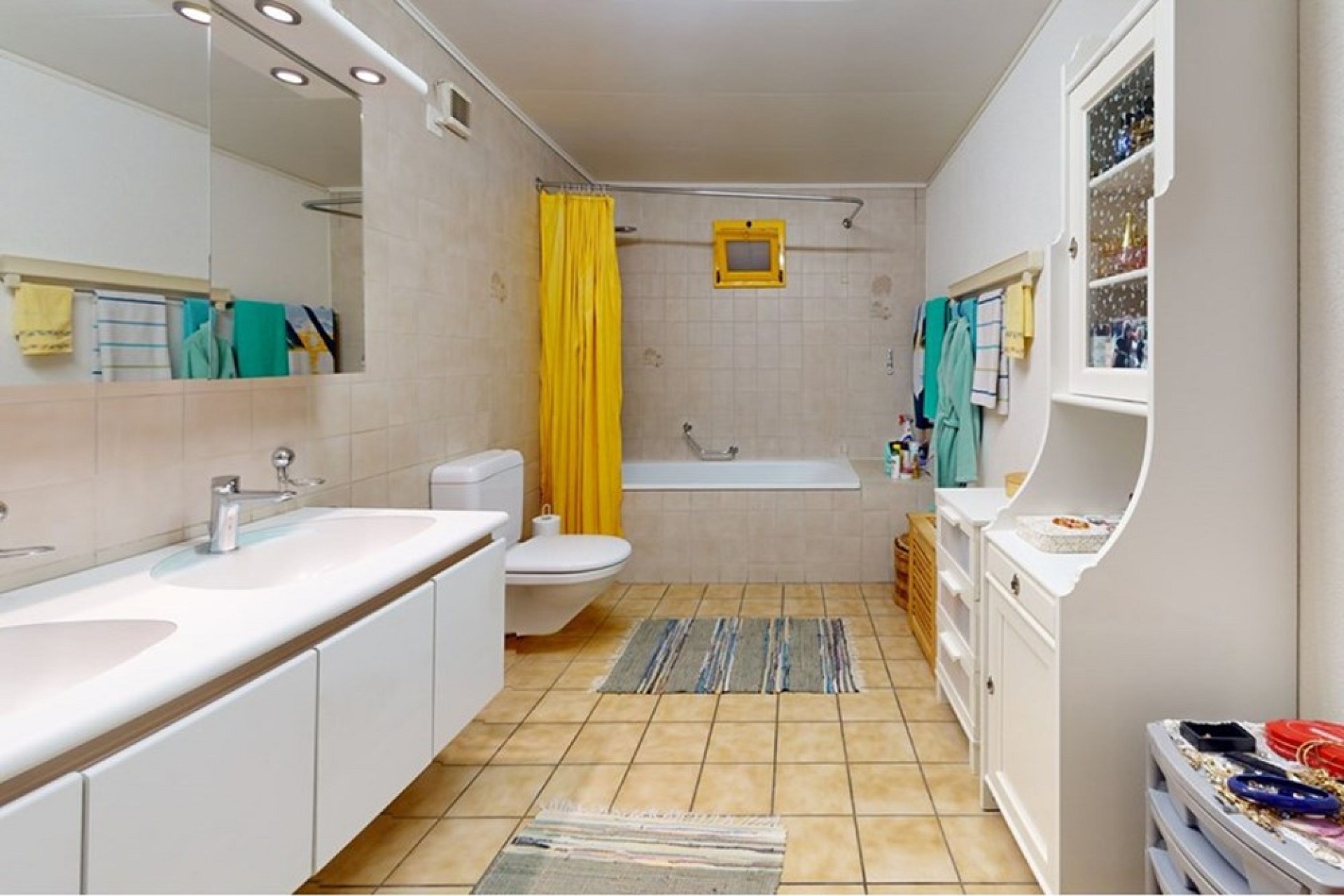 Badezimmer mit Badewanne und Doppelwaschtisch