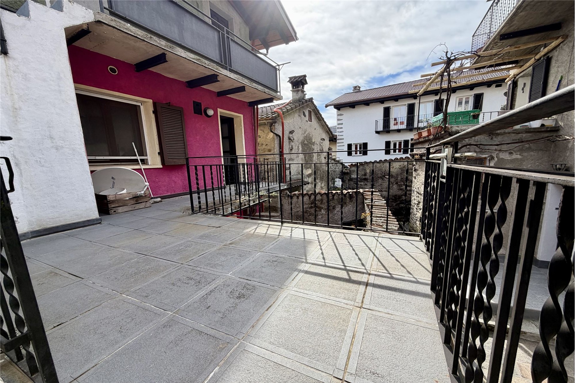 Dachterrasse mit Blick auf umliegende Häuser