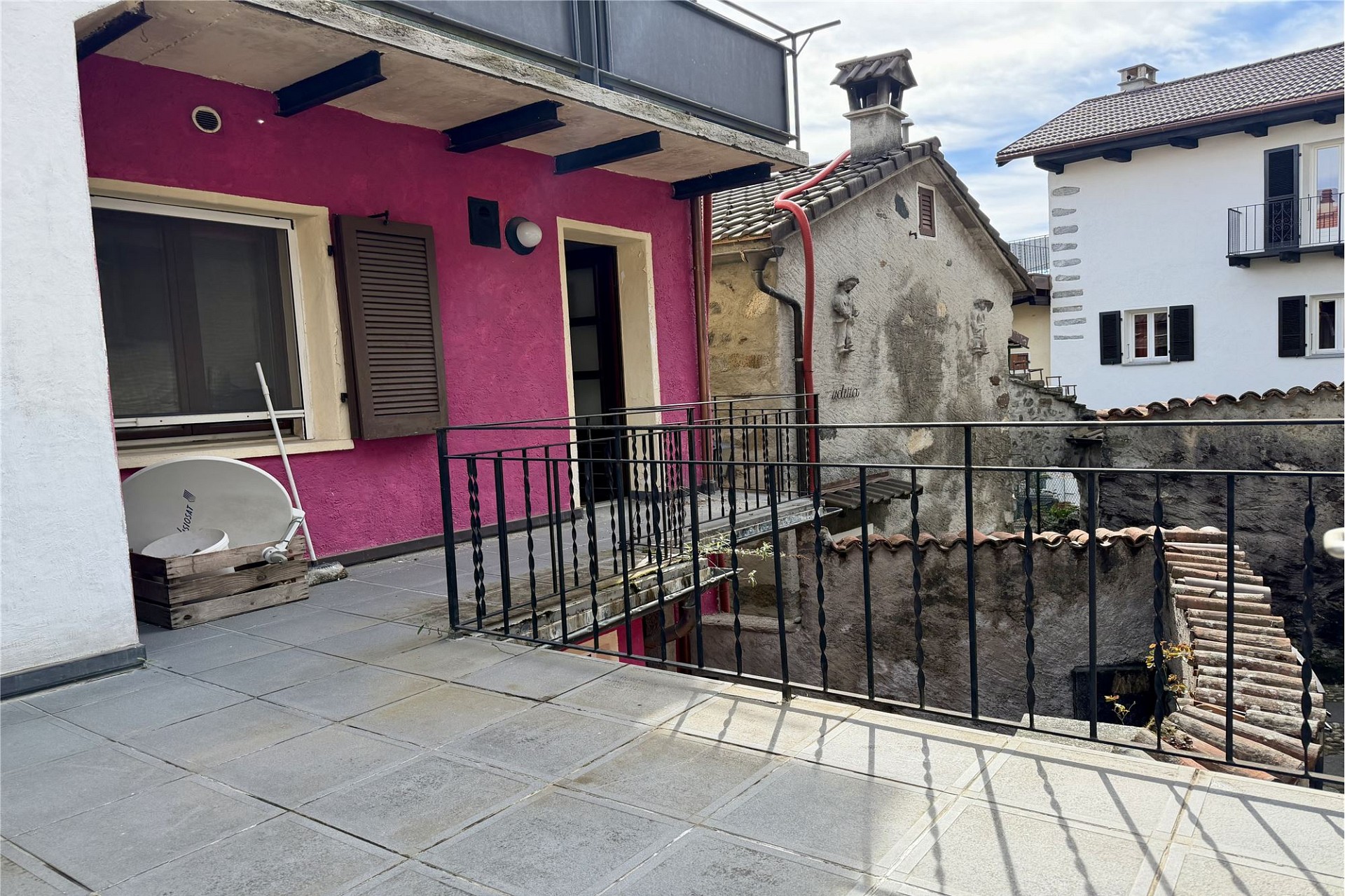 Terrasse mit Blick auf angrenzende Häuser
