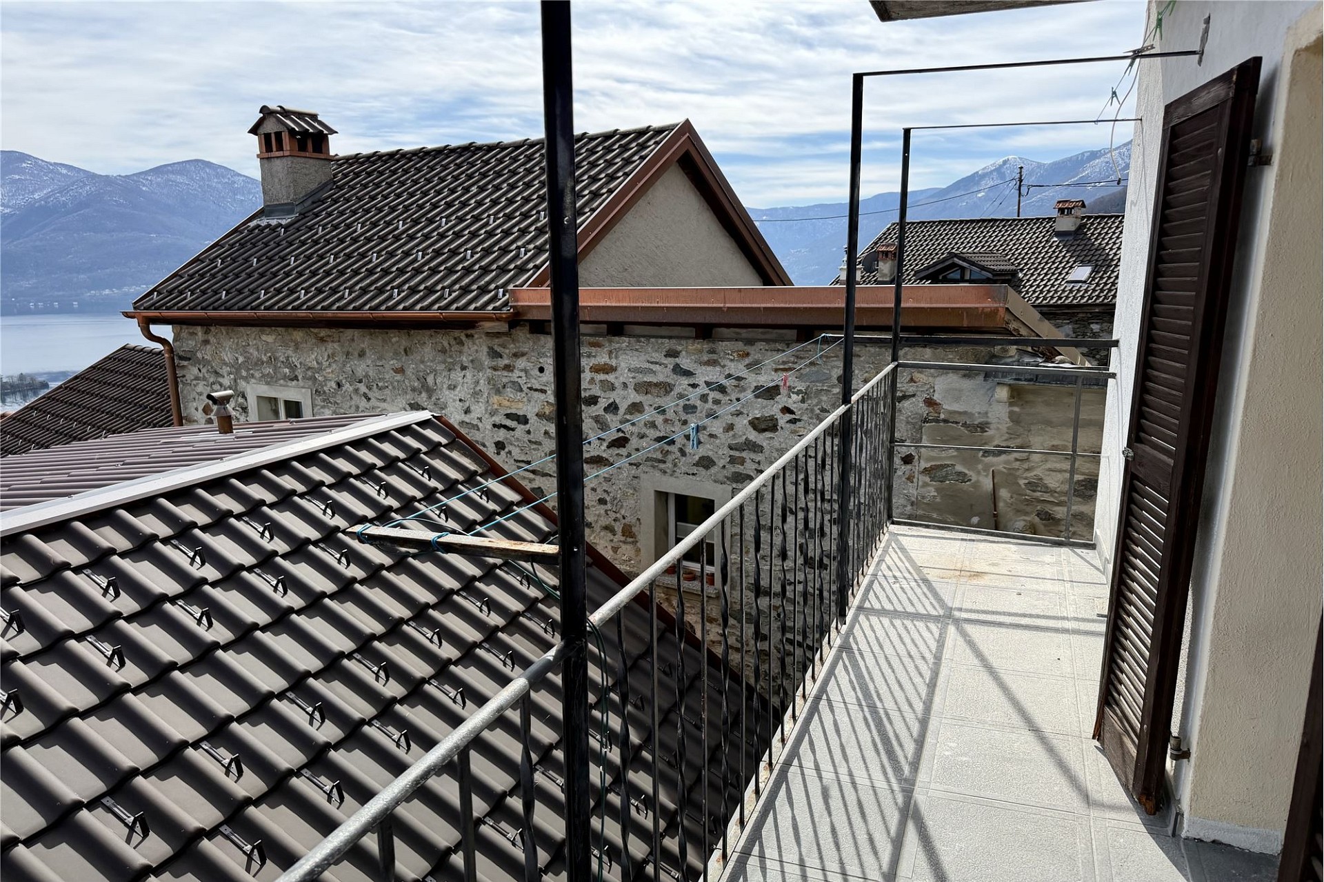 Balkon mit Berg- und Seeblick