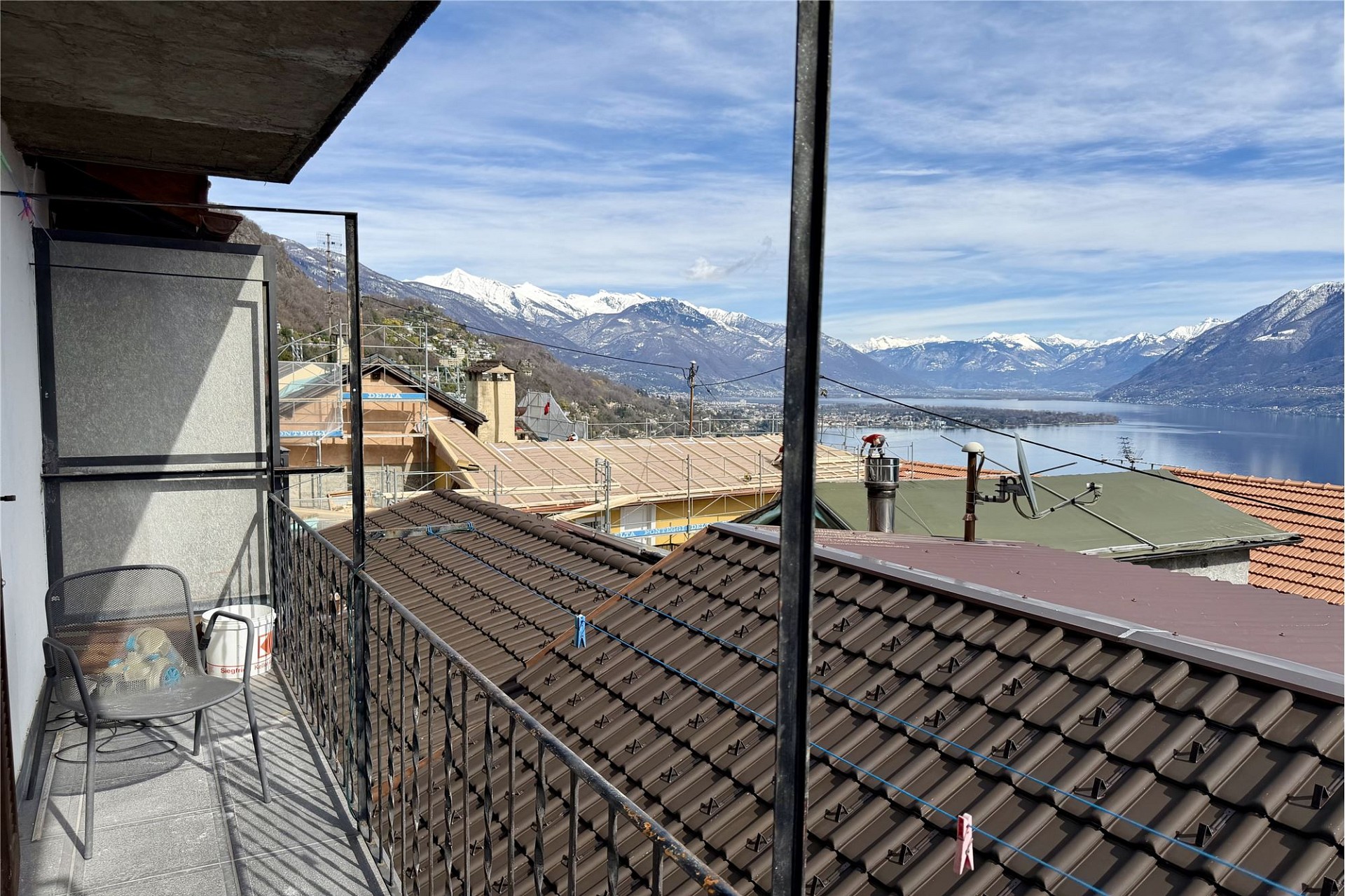Balkon mit Berg- und Seeblick