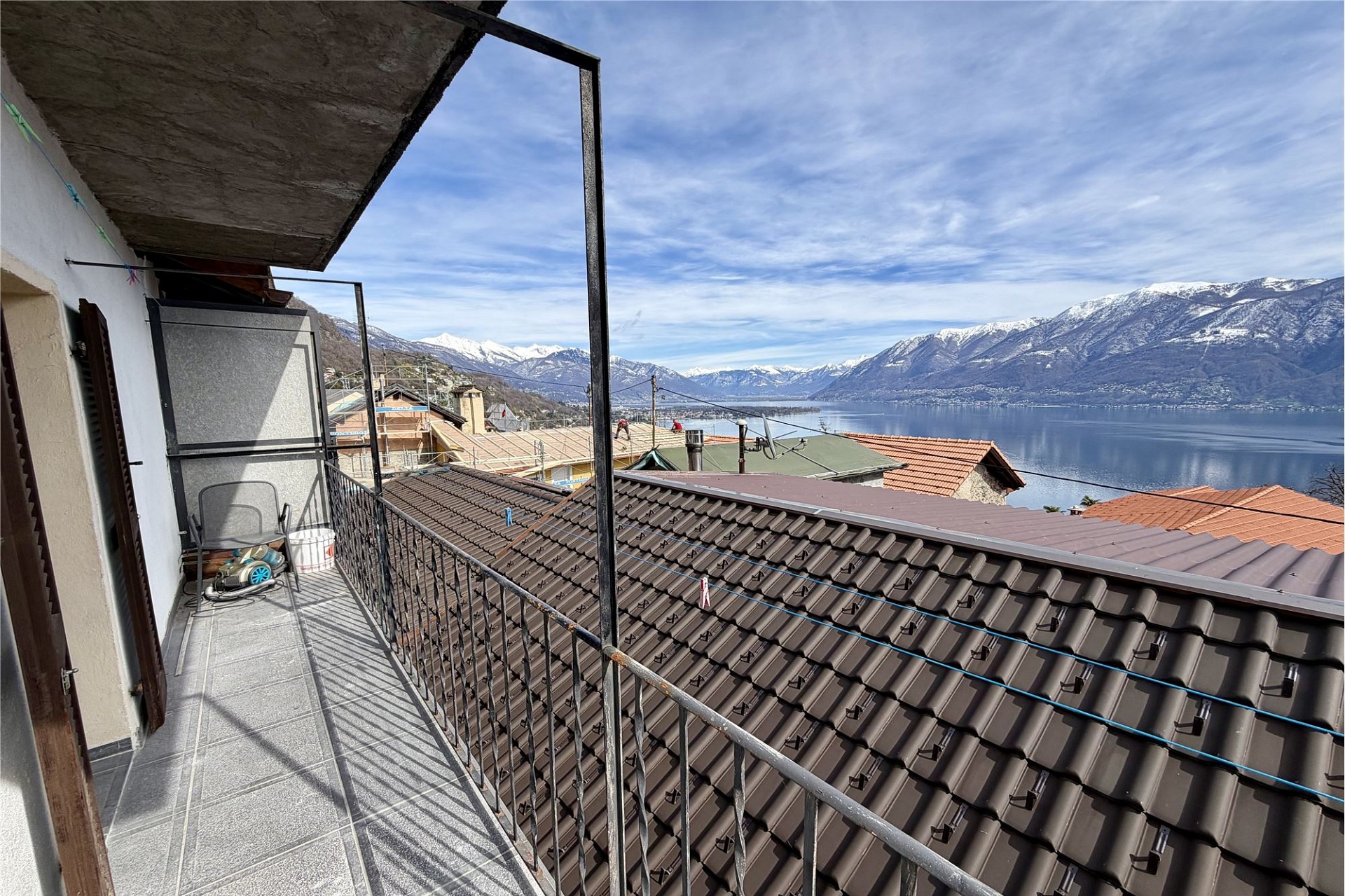 Balkon mit Berg- und Seeblick