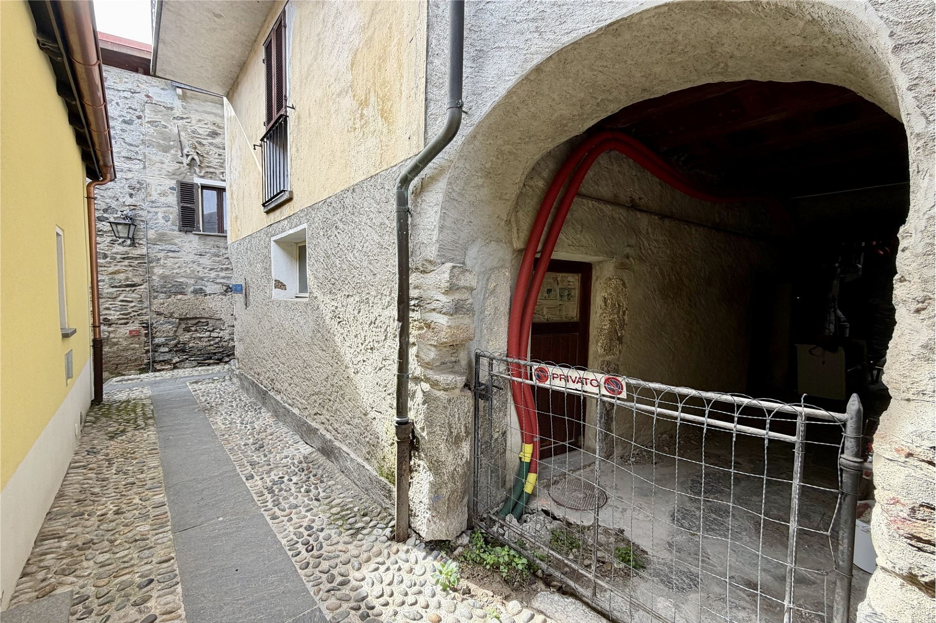 Schmale Gasse zwischen historischen Gebäuden