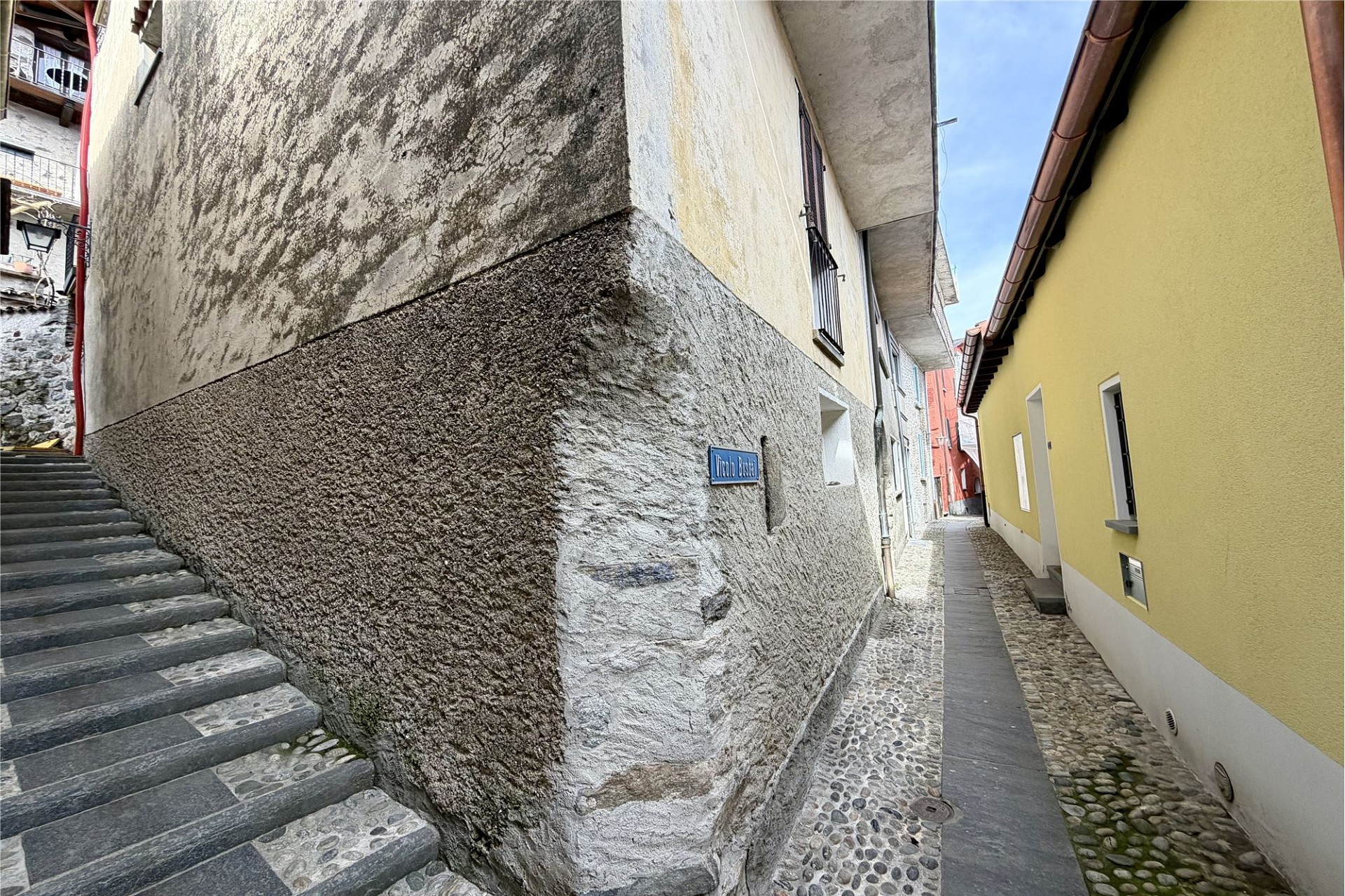 Enge Gasse zwischen Altbauten