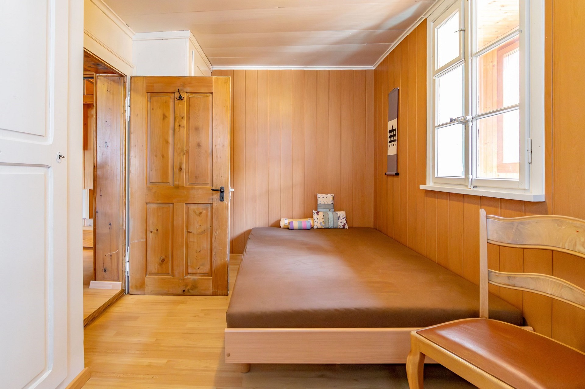 Kleines Holzschlafzimmer mit Einzelbett