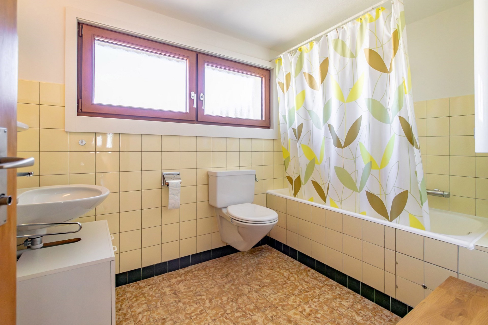 Badezimmer mit Wanne und WC
