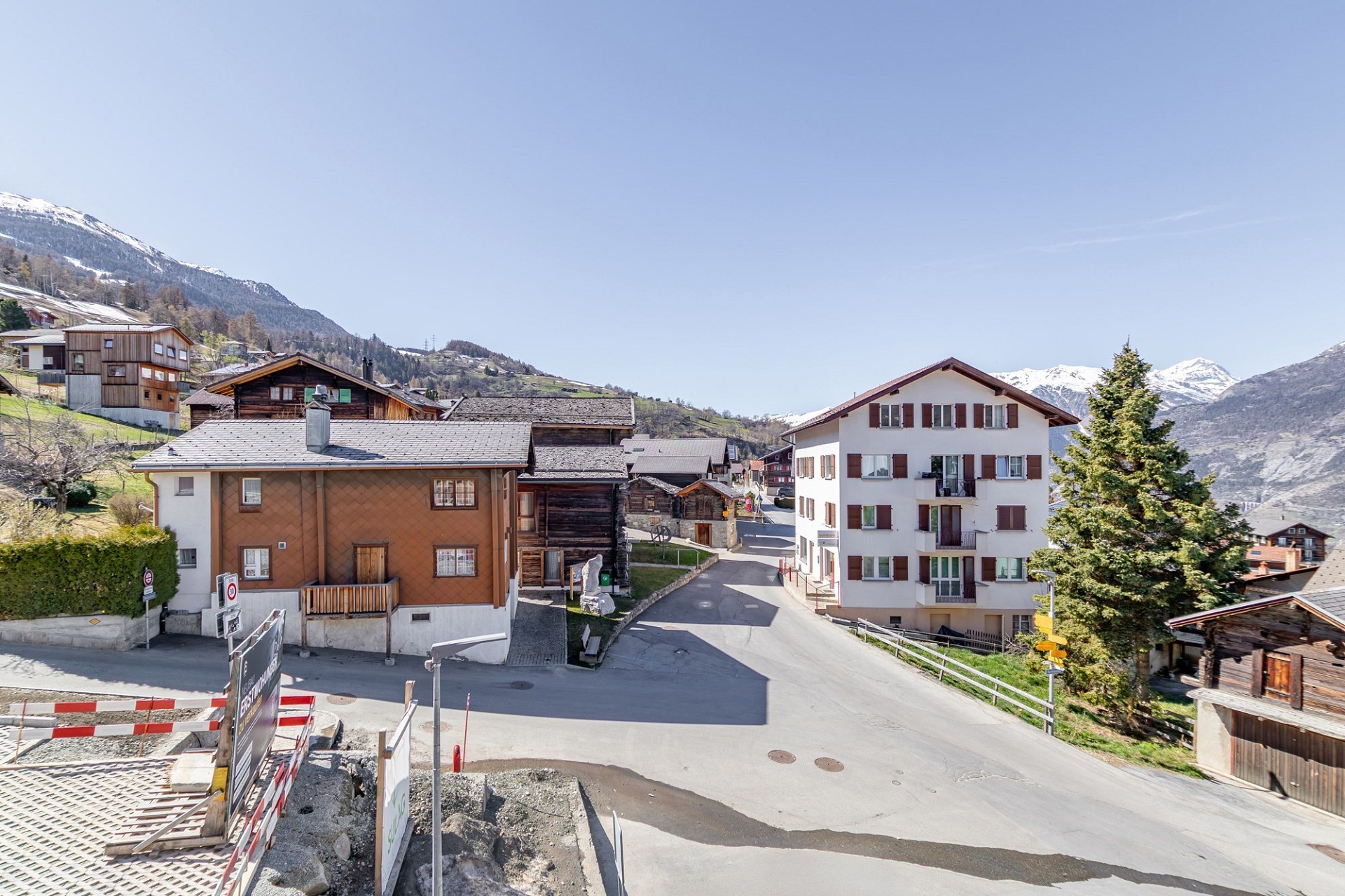 Bergdorf mit Chalets und Wohnhäusern