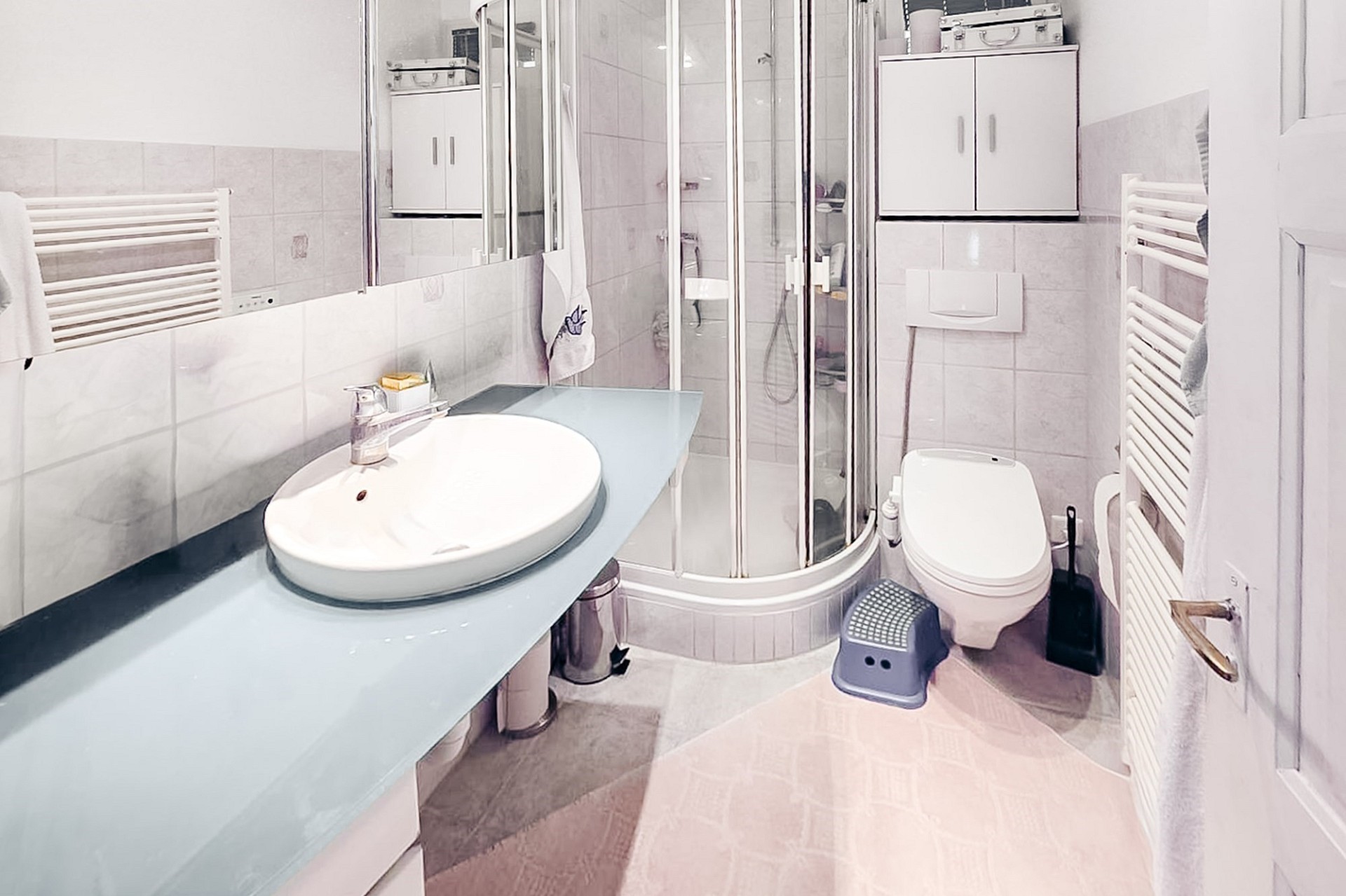 Modernes Badezimmer mit Dusche und WC