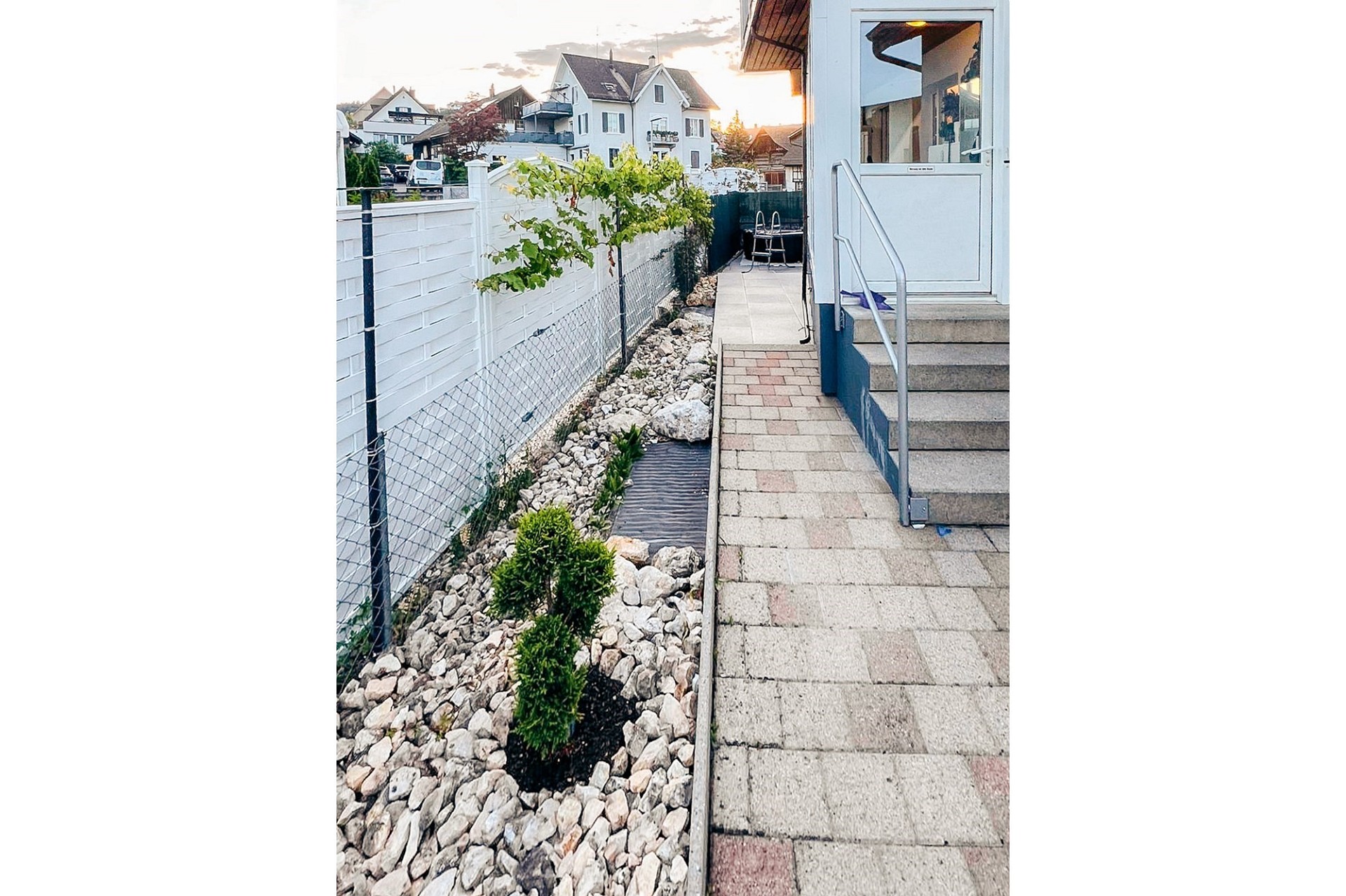 Außenbereich mit schmalem Zugang und Gartenstreifen
