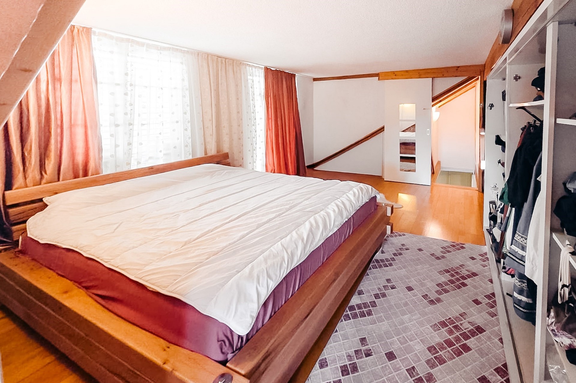 Gemütliches Schlafzimmer mit Dachschrägen und Stauraum