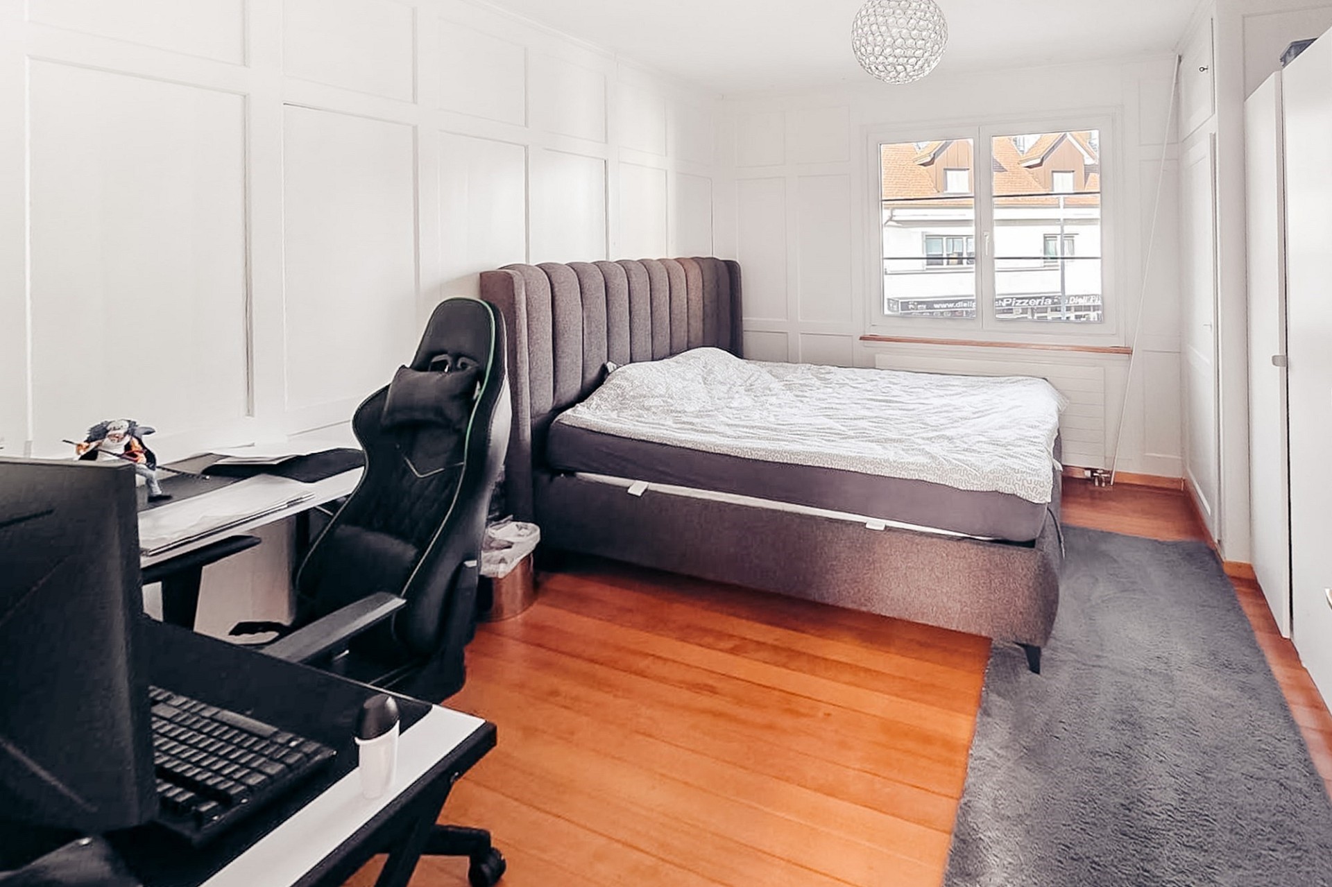 Helles Schlafzimmer mit Arbeitsbereich