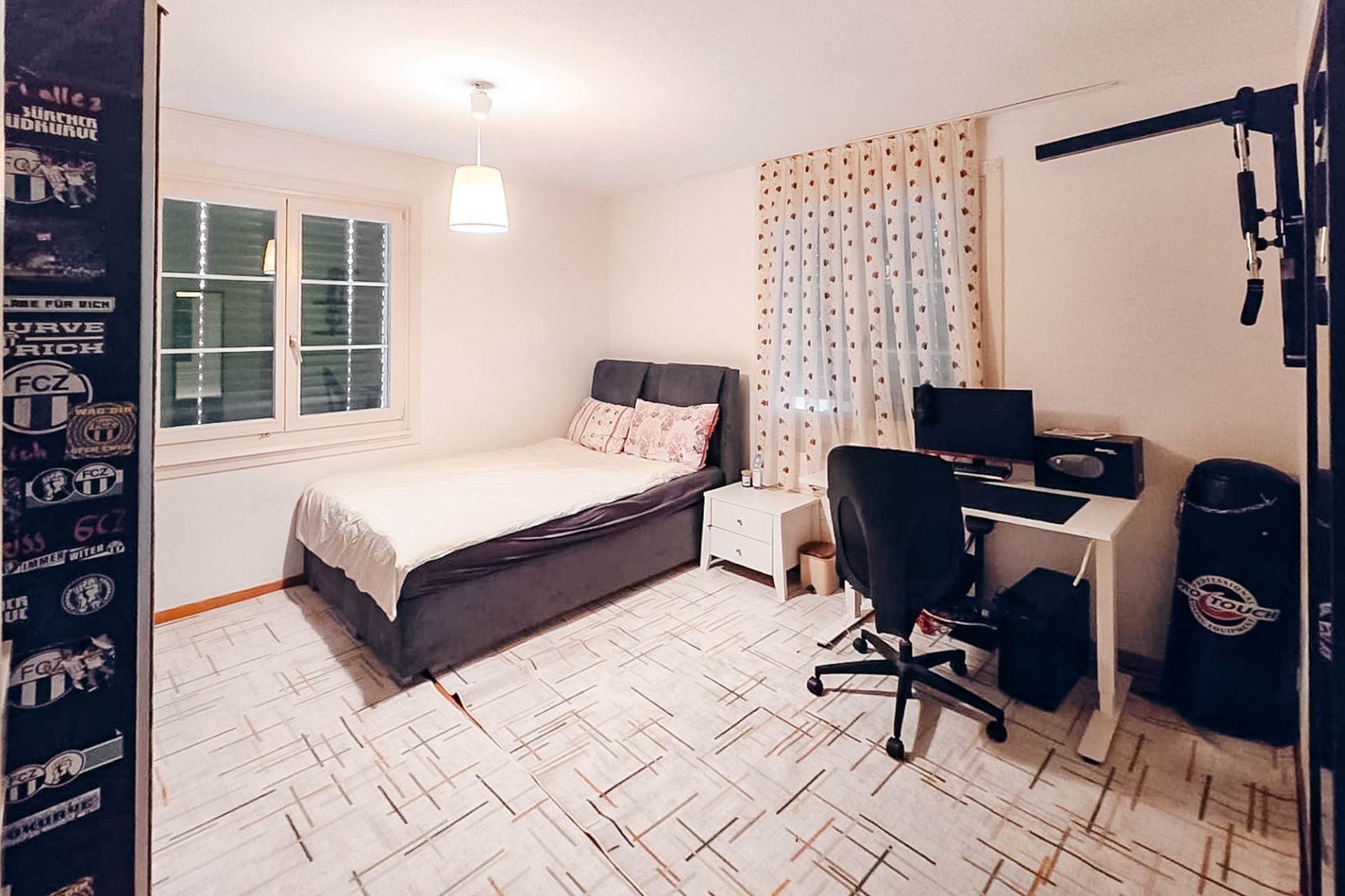 Jugendzimmer mit Bett und Schreibtisch