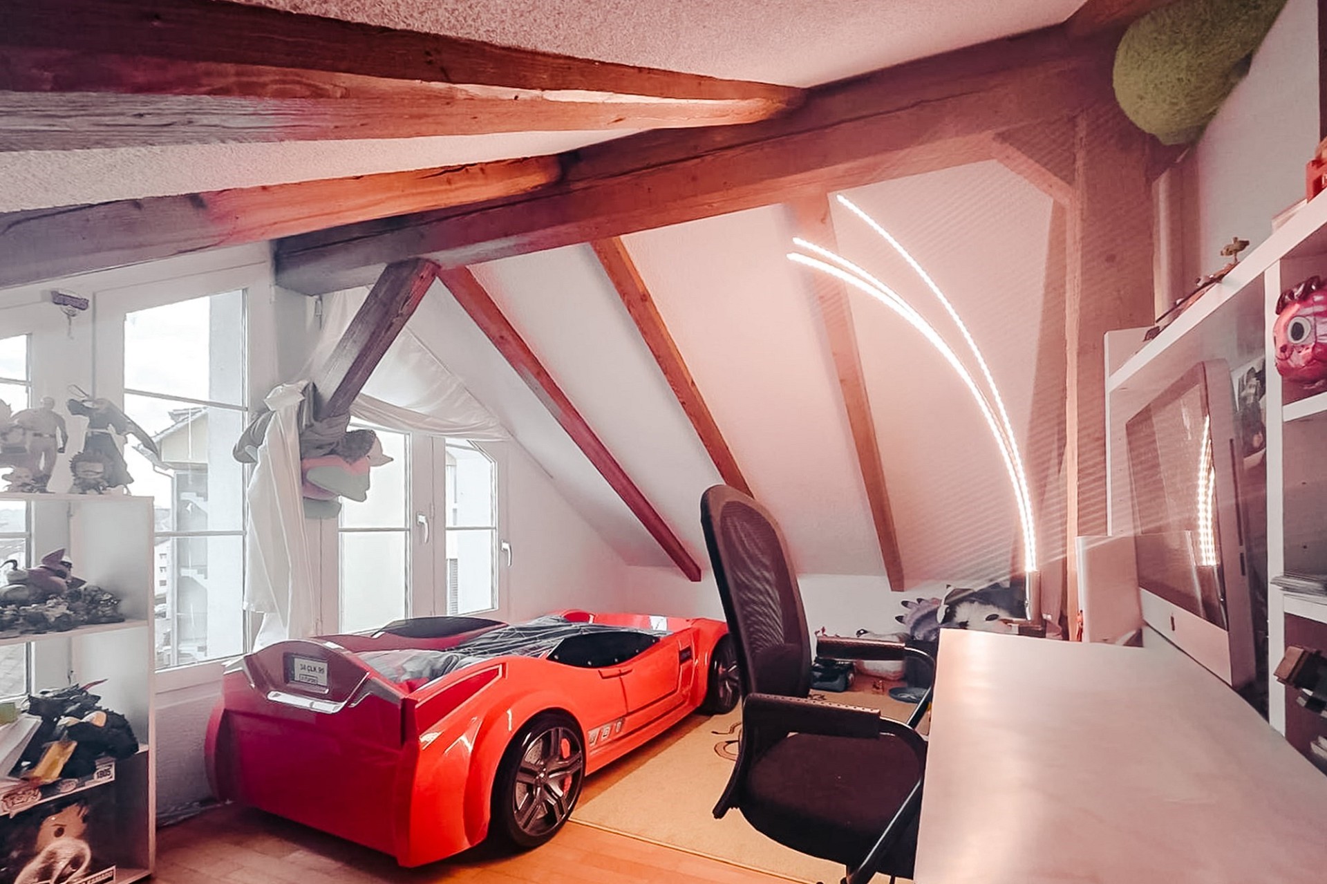 Dachgeschossraum mit Spielzeugauto und Arbeitsbereich