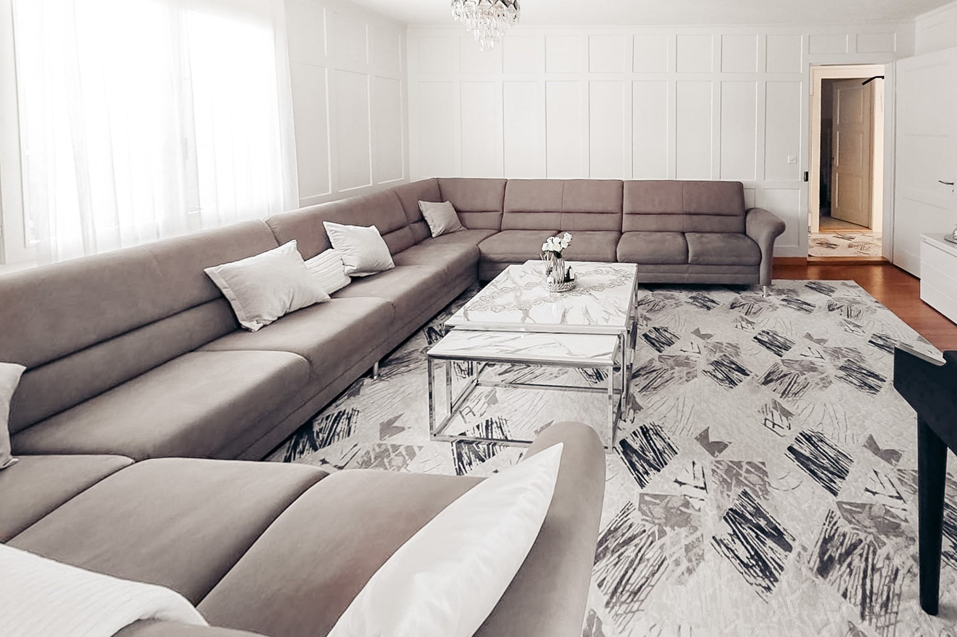 Helles Wohnzimmer mit großer Eckcouch