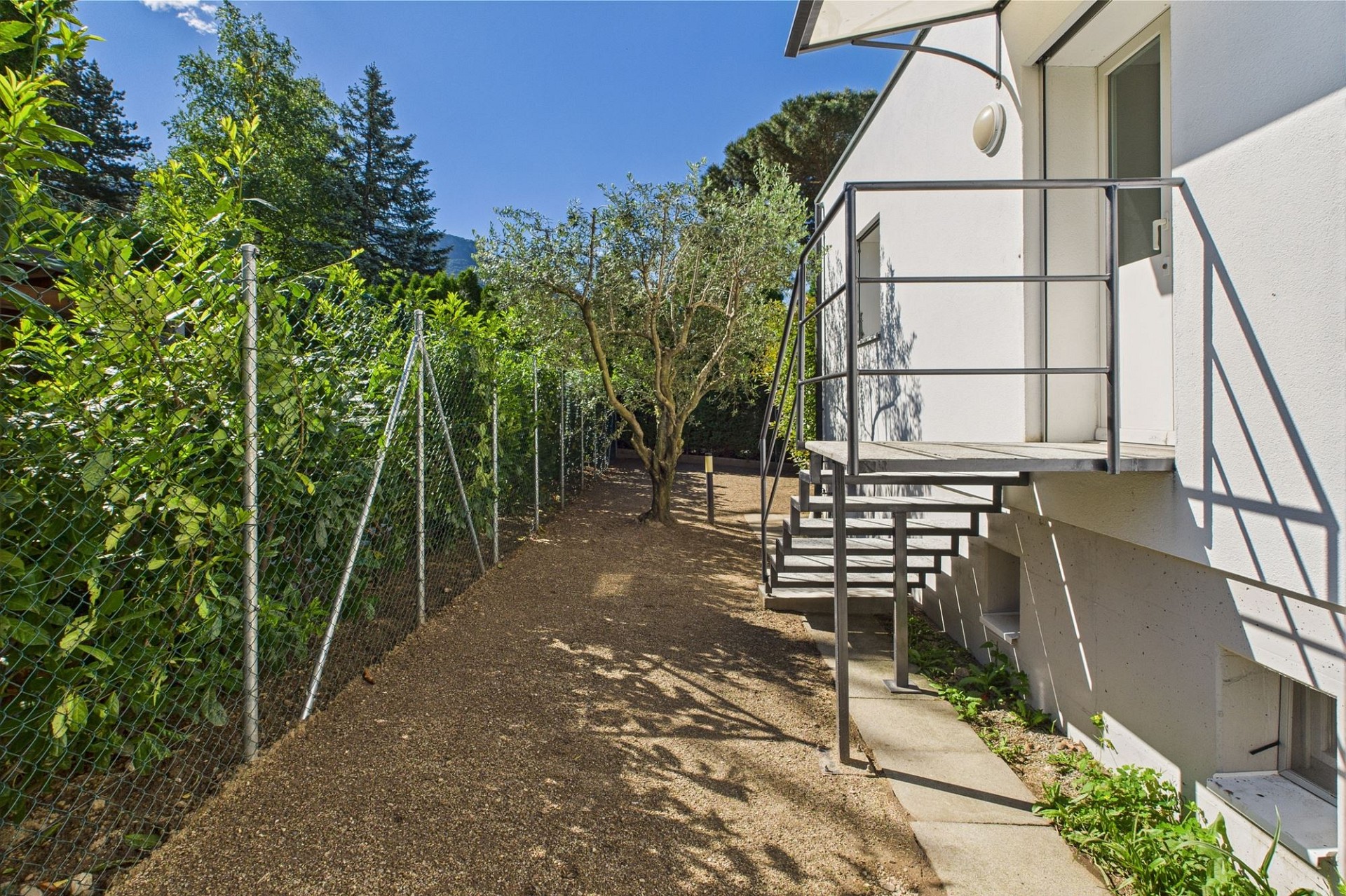 Außenansicht eines Hauses mit Gartenzugang