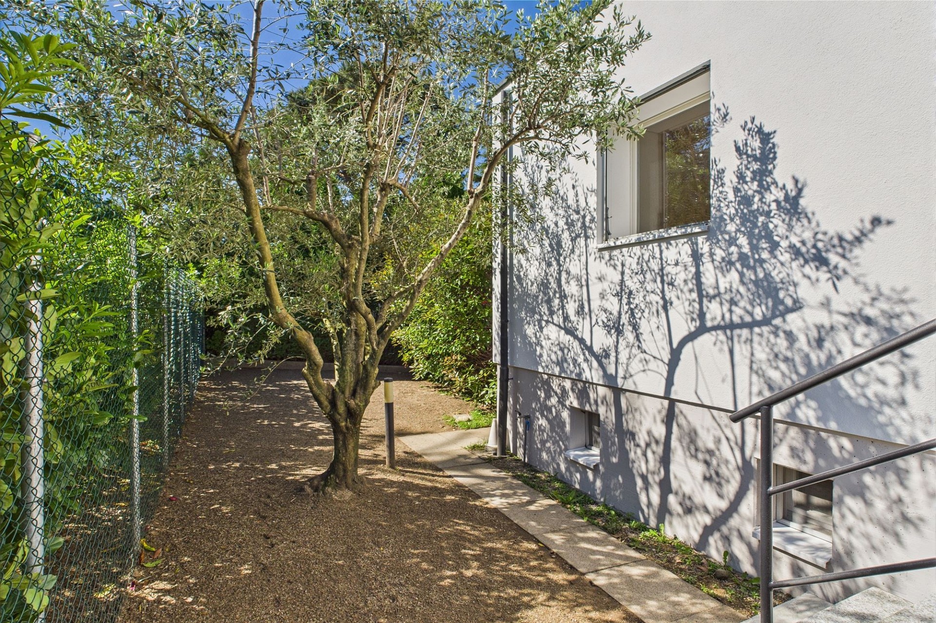 Seitlicher Garten- und Fassadenbereich