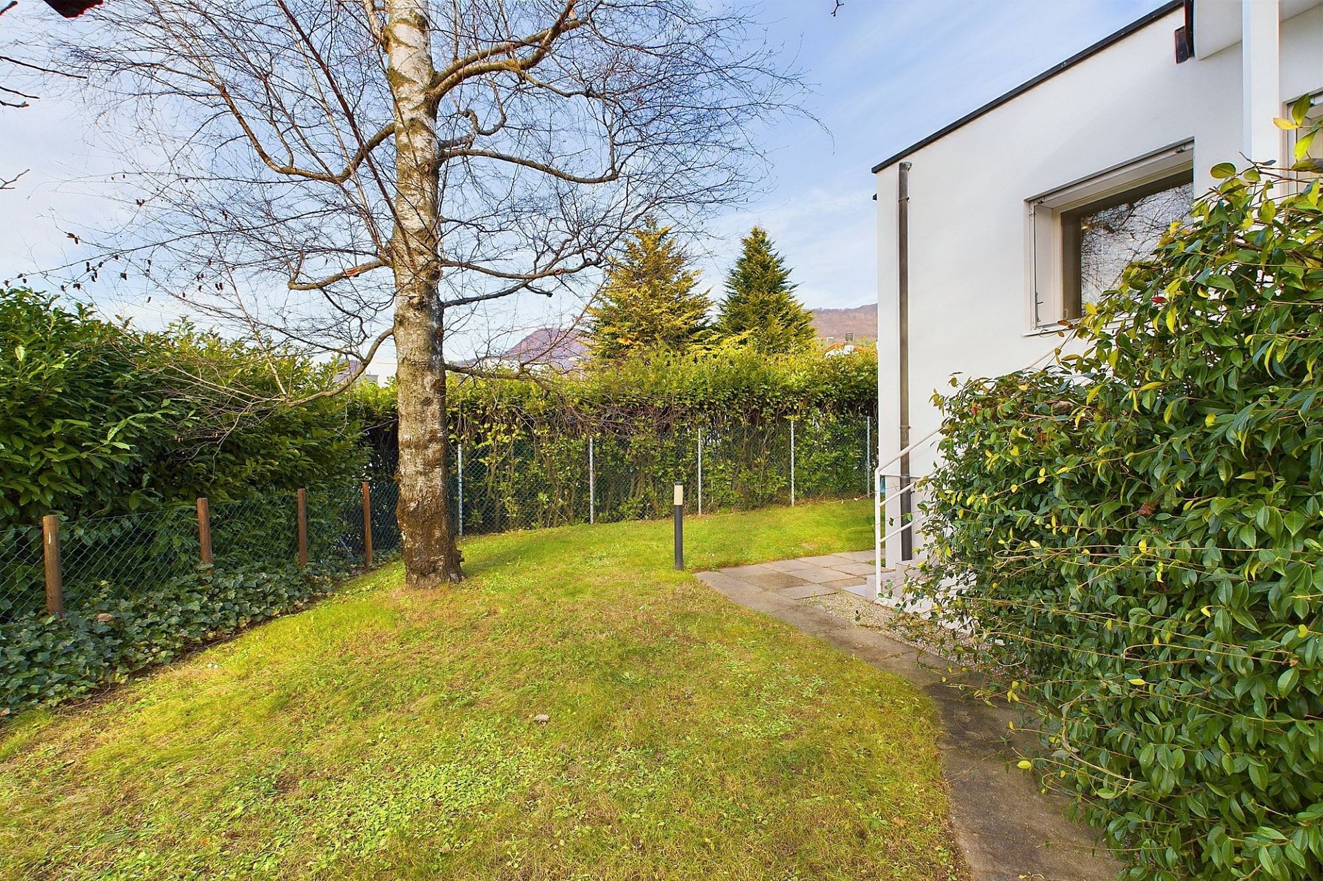 Garten mit Hausansicht