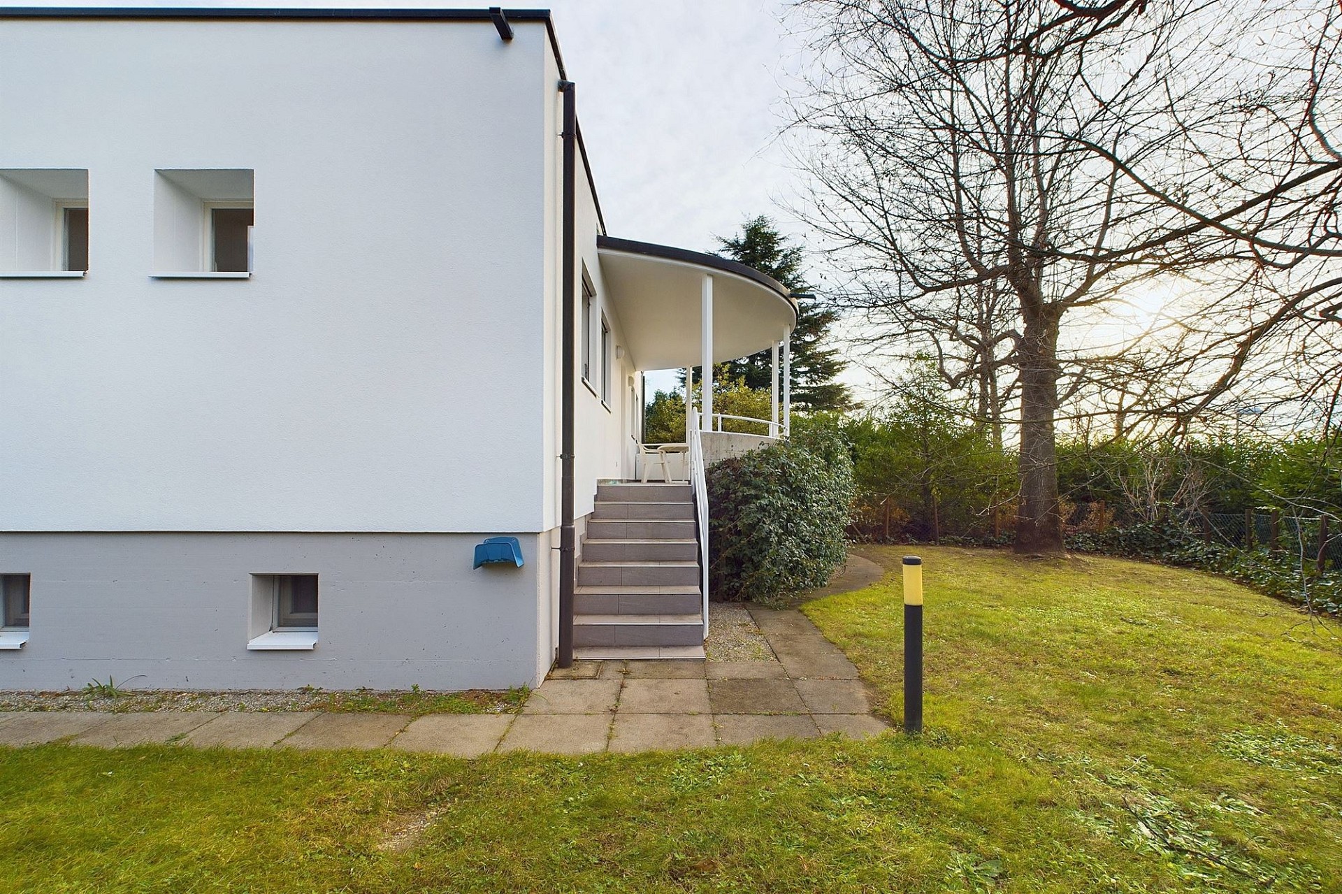 Modernes Einfamilienhaus mit Gartenansicht