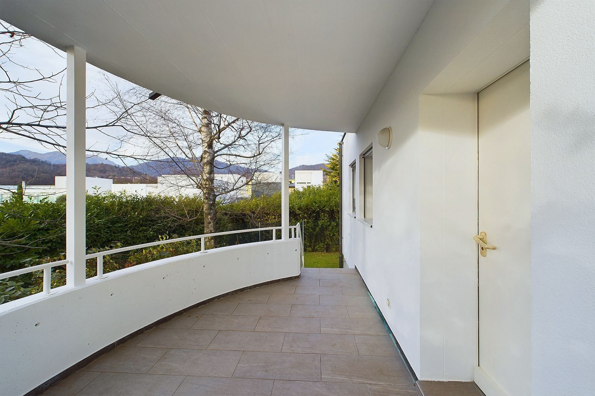 Überdachte Terrasse mit Ausblick