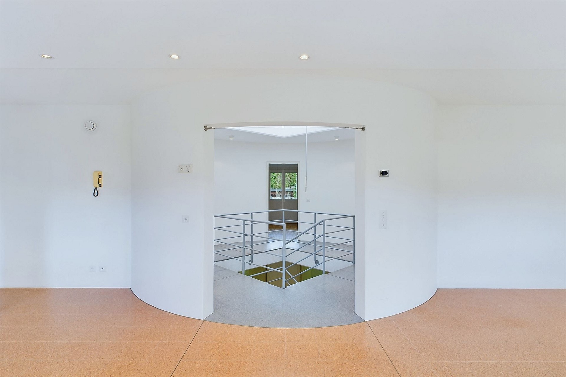 Helles Treppenpodest mit Öffnung zur Galerie