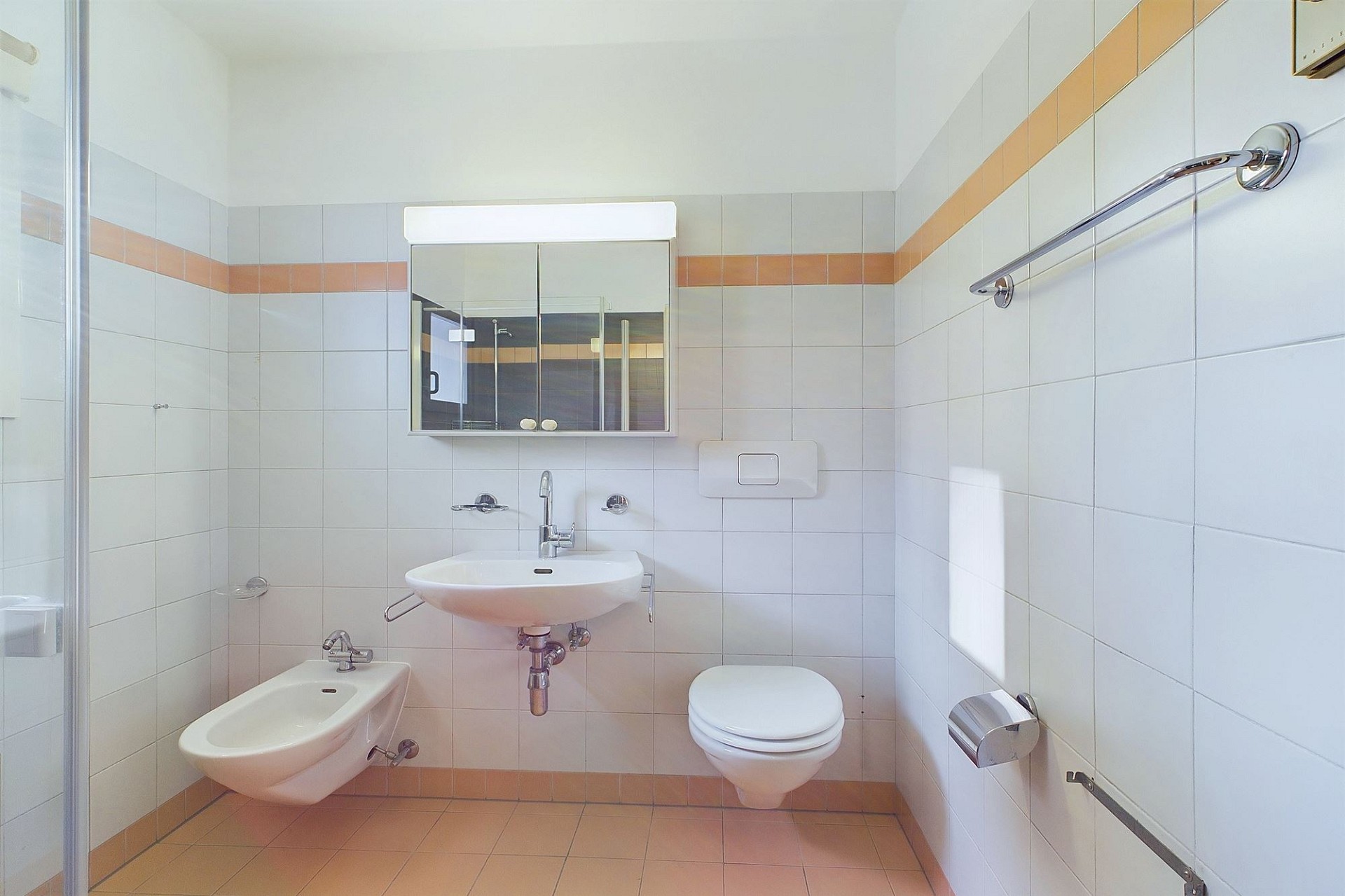 Helles Badezimmer mit Wand-WC und Bidet