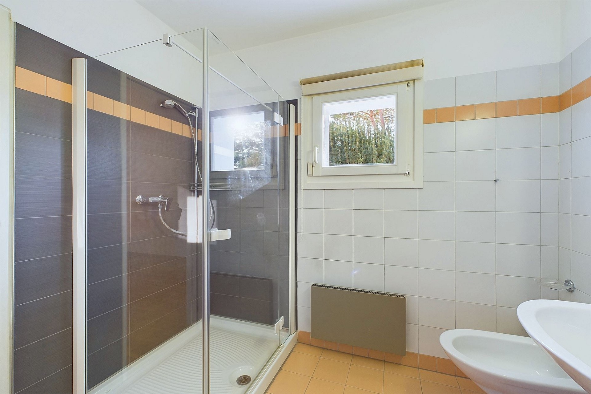 Helles Badezimmer mit Dusche und Fenster