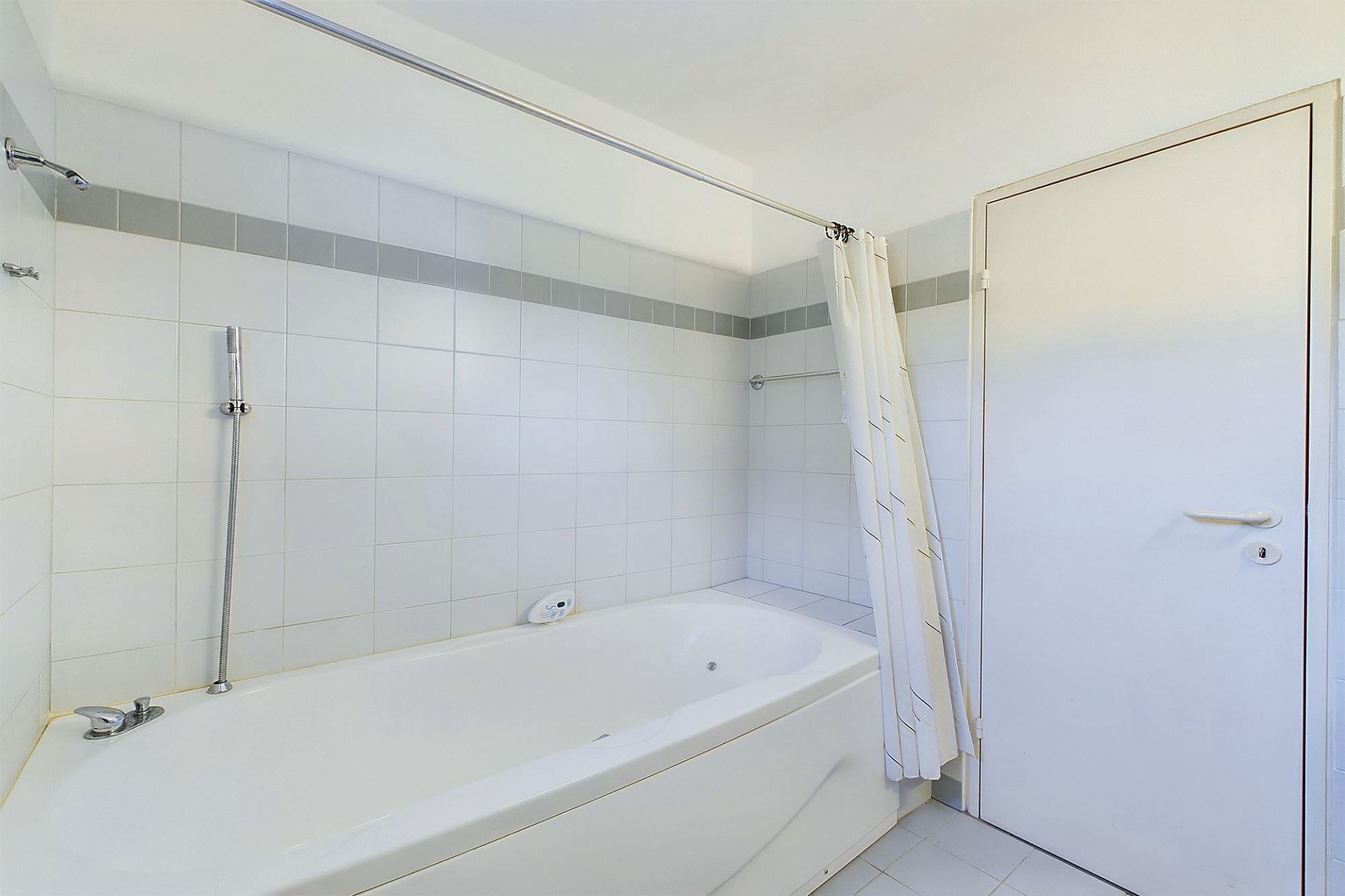 Helles Badezimmer mit Badewanne und Dusche