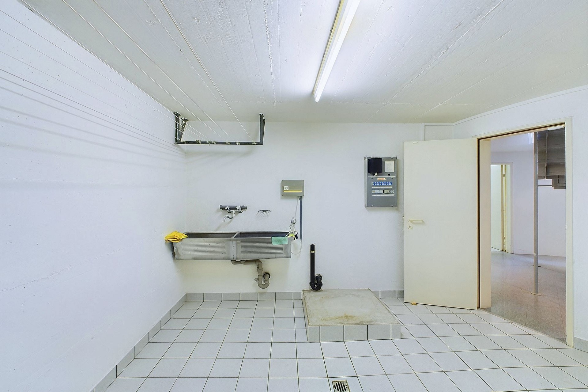 Technikraum mit Waschbecken