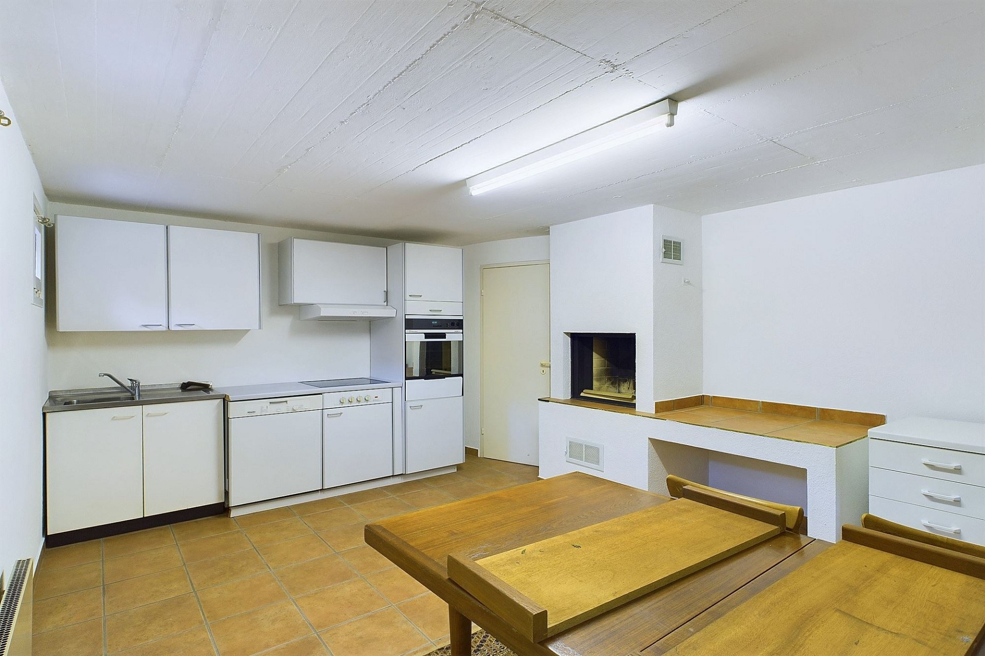 Küche mit Kamin und Essbereich