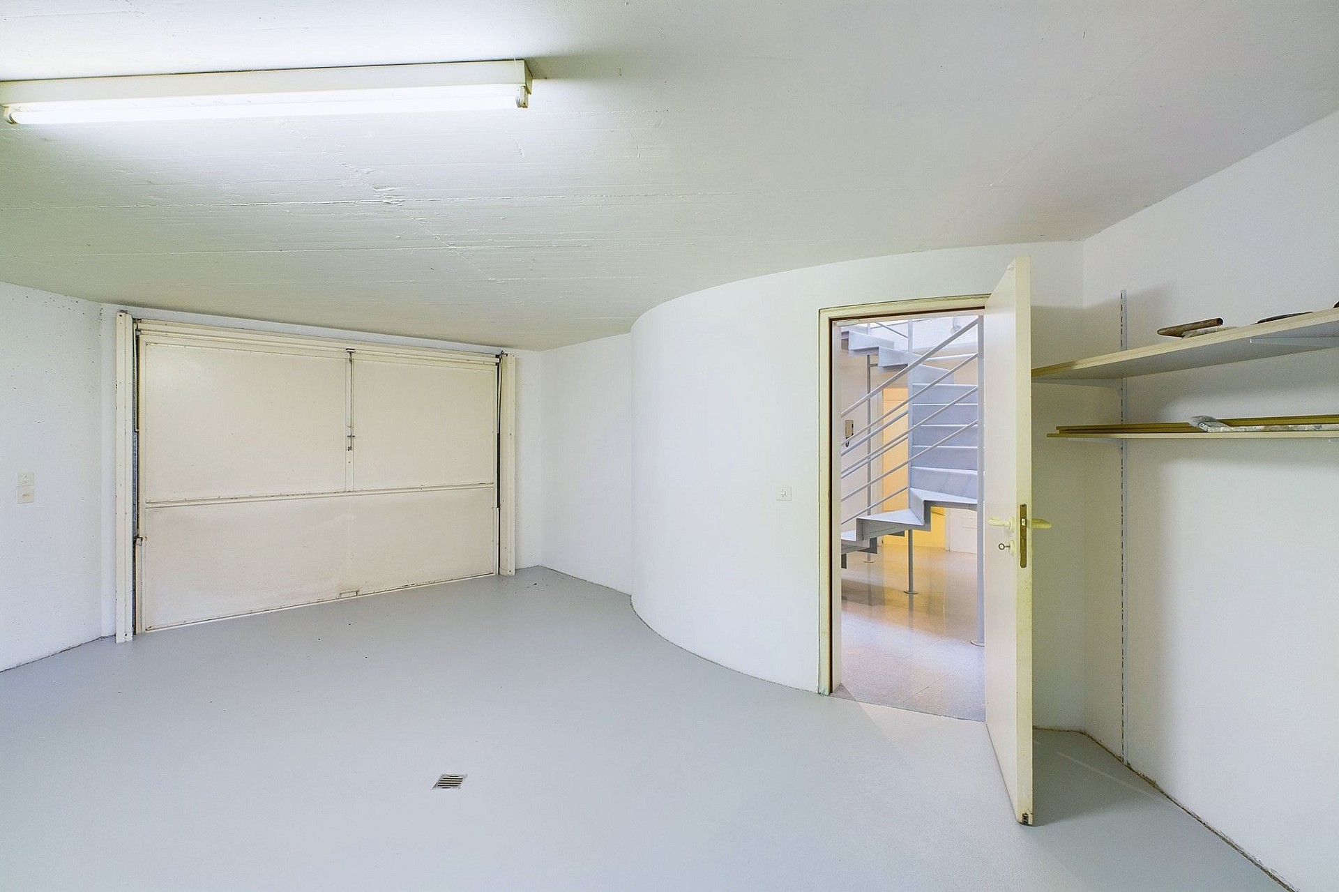 Keller-/Garagenraum mit Tür zum Treppenbereich