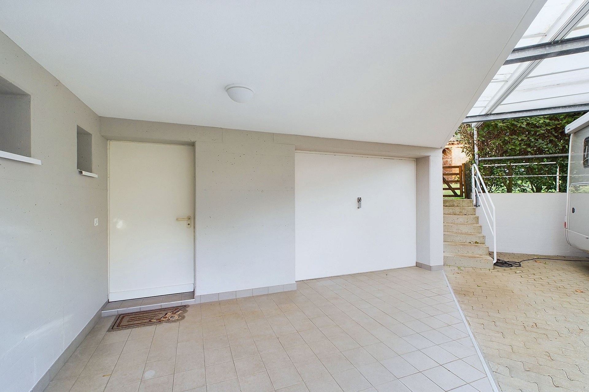 Überdachter Außenbereich mit Garage