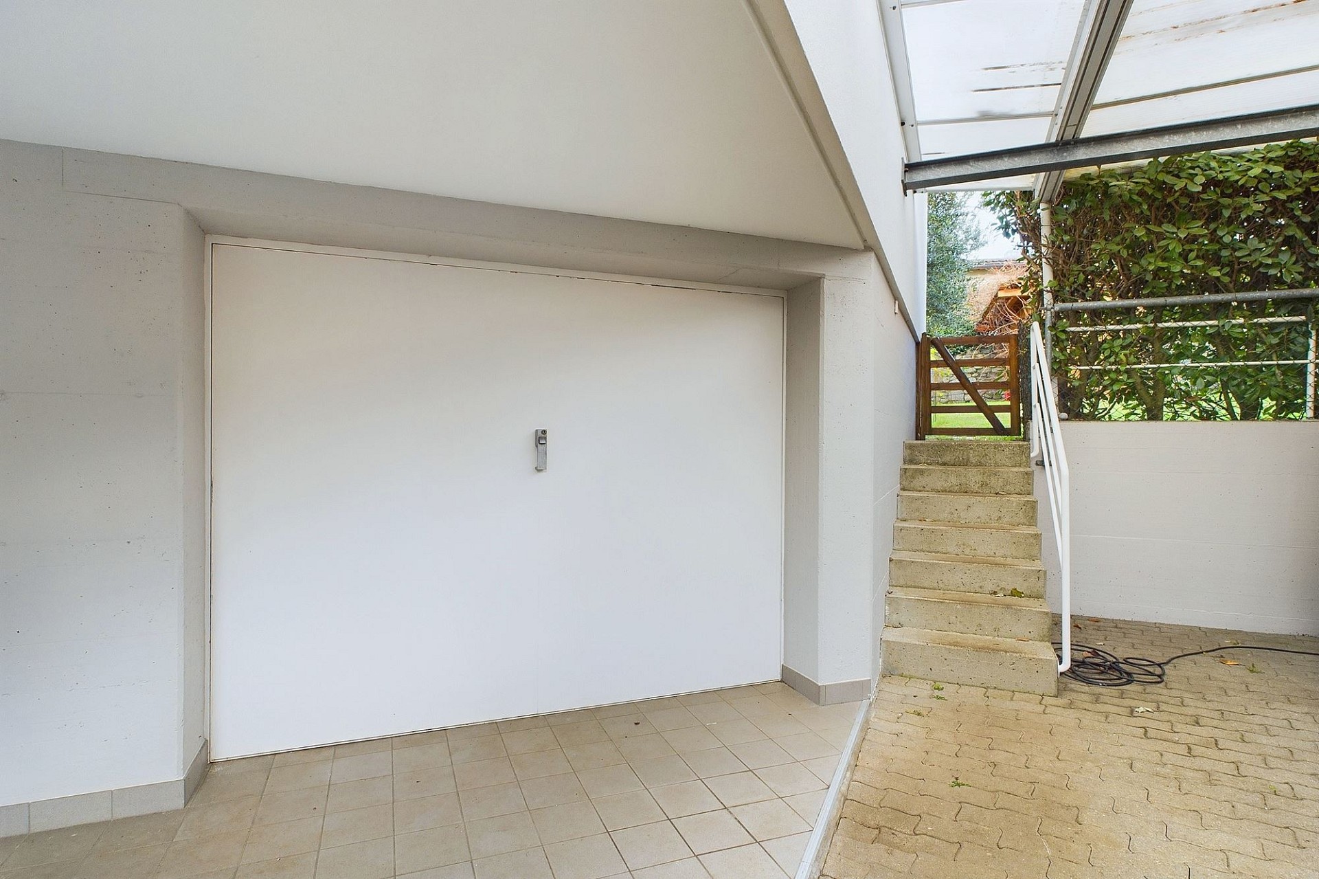 Außenbereich mit Garagenzufahrt und Treppe