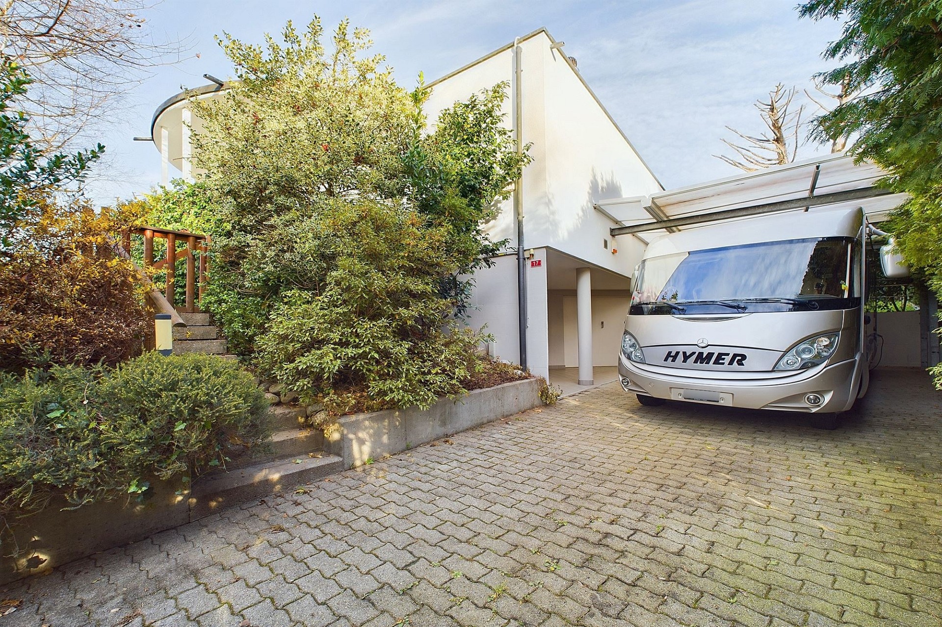 Außenansicht mit Wohnhaus, Zufahrt und Carport
