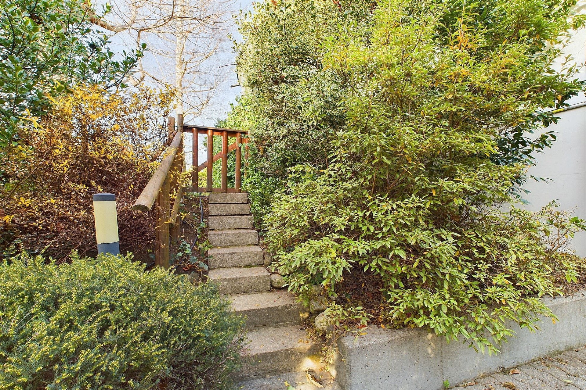 Gartenzugang mit Steintreppe