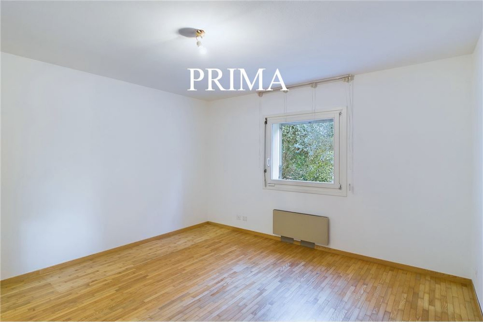 Leeres Zimmer mit Holzfußboden und Fenster