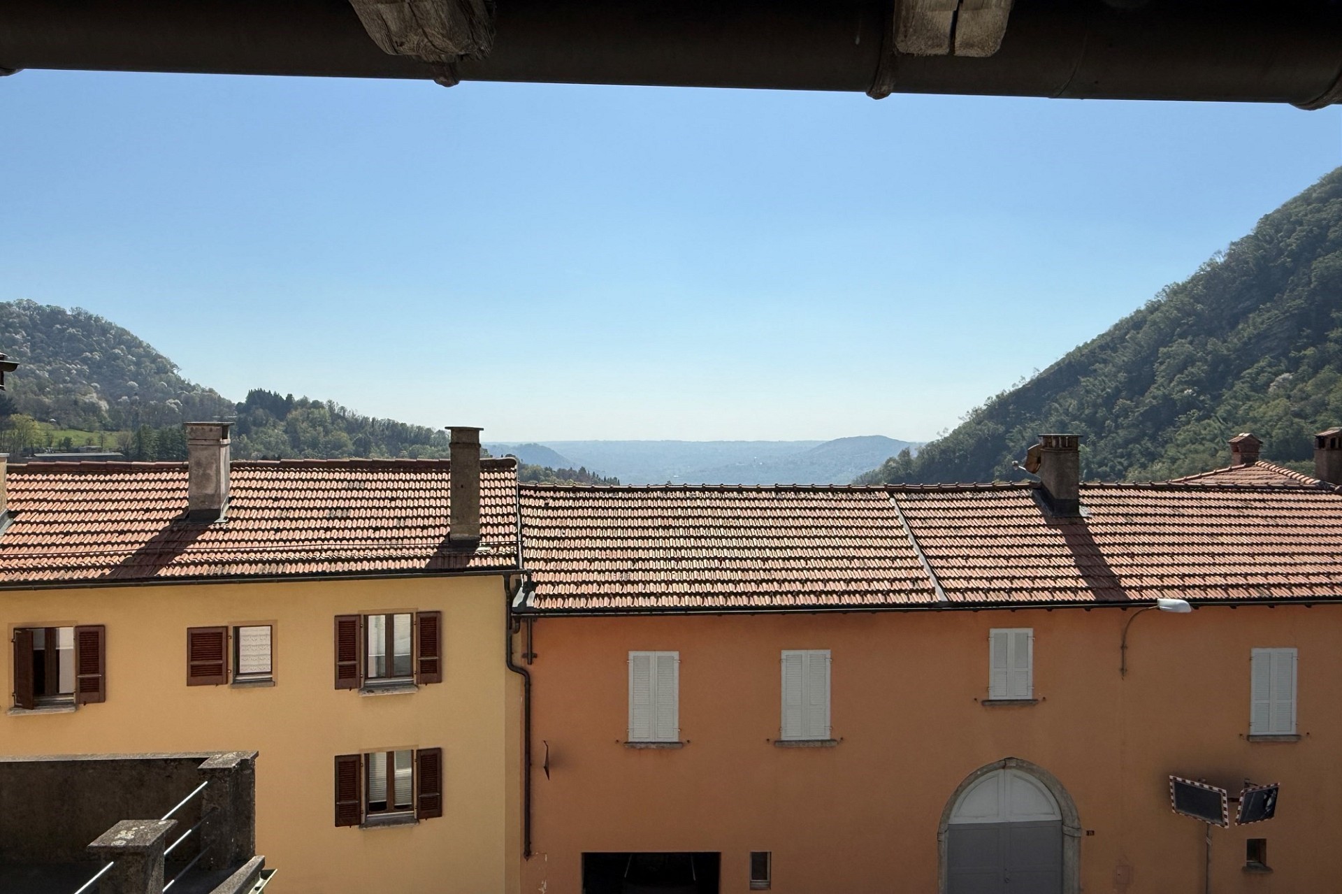 Häuser mit Blick ins Tal
