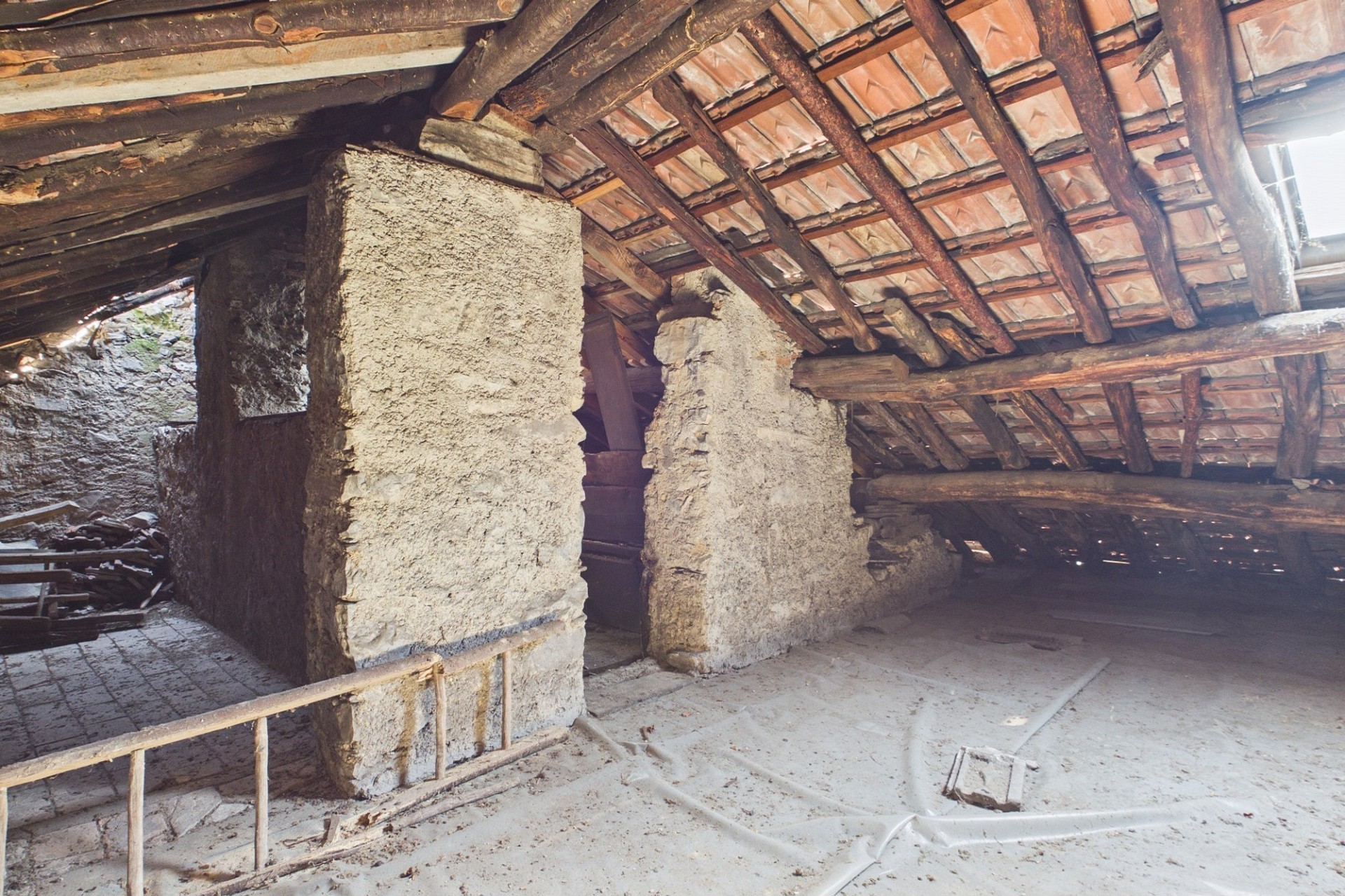 Dachboden mit sichtbarer Holzkonstruktion
