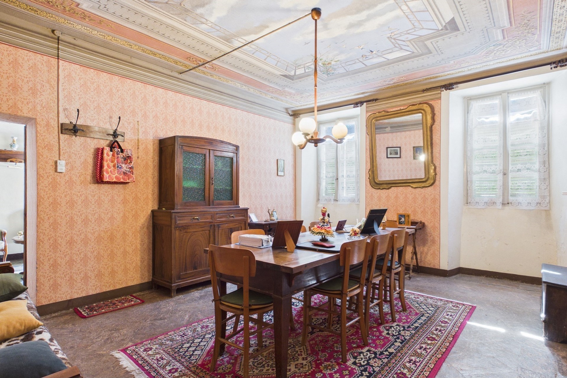 Historischer Essraum mit Ornamentdecke