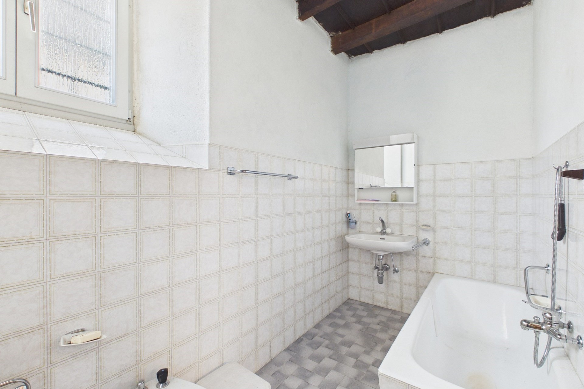 Badezimmer mit Wanne und Waschbecken