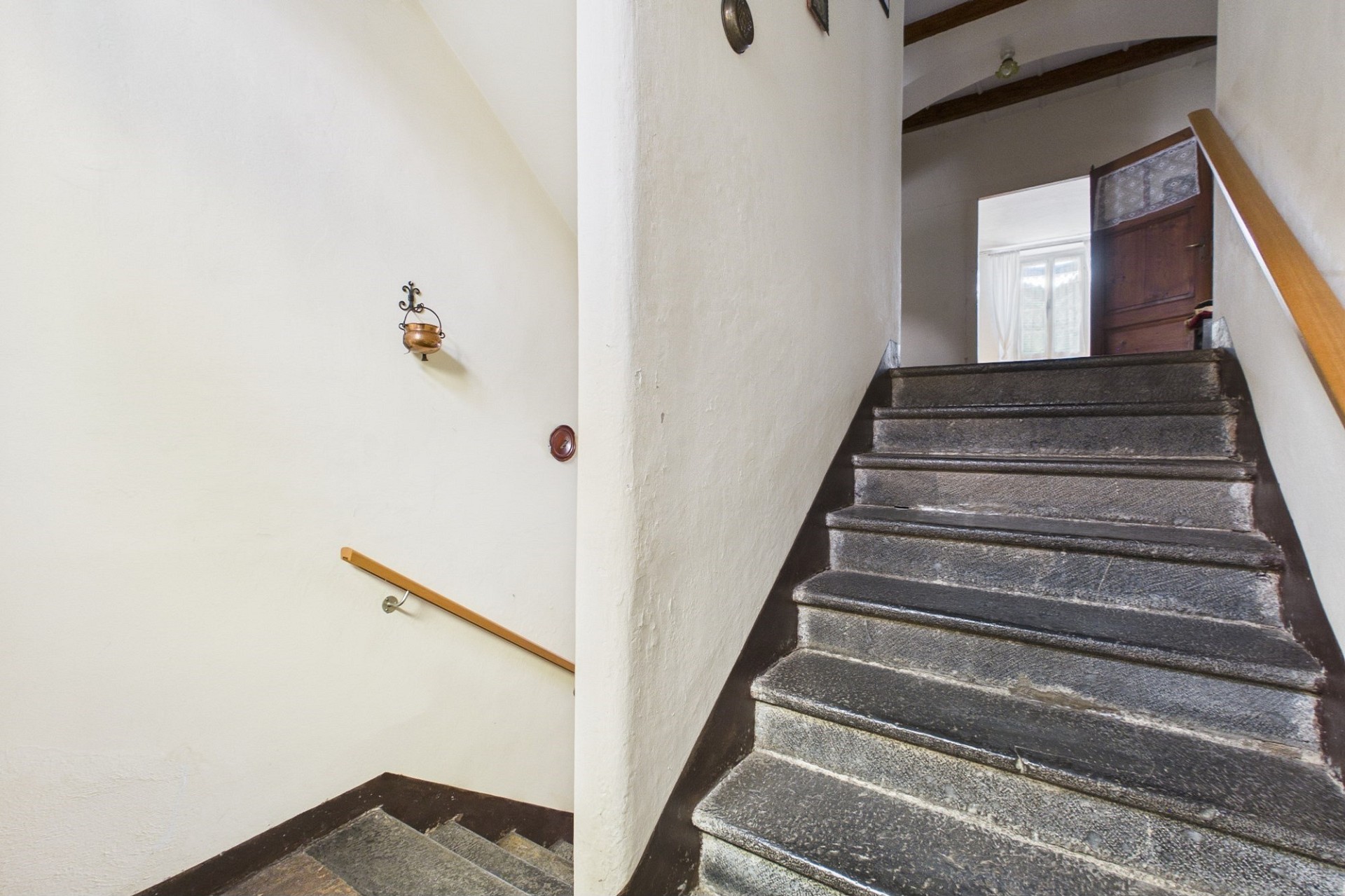 Treppenhaus mit Steinstufen