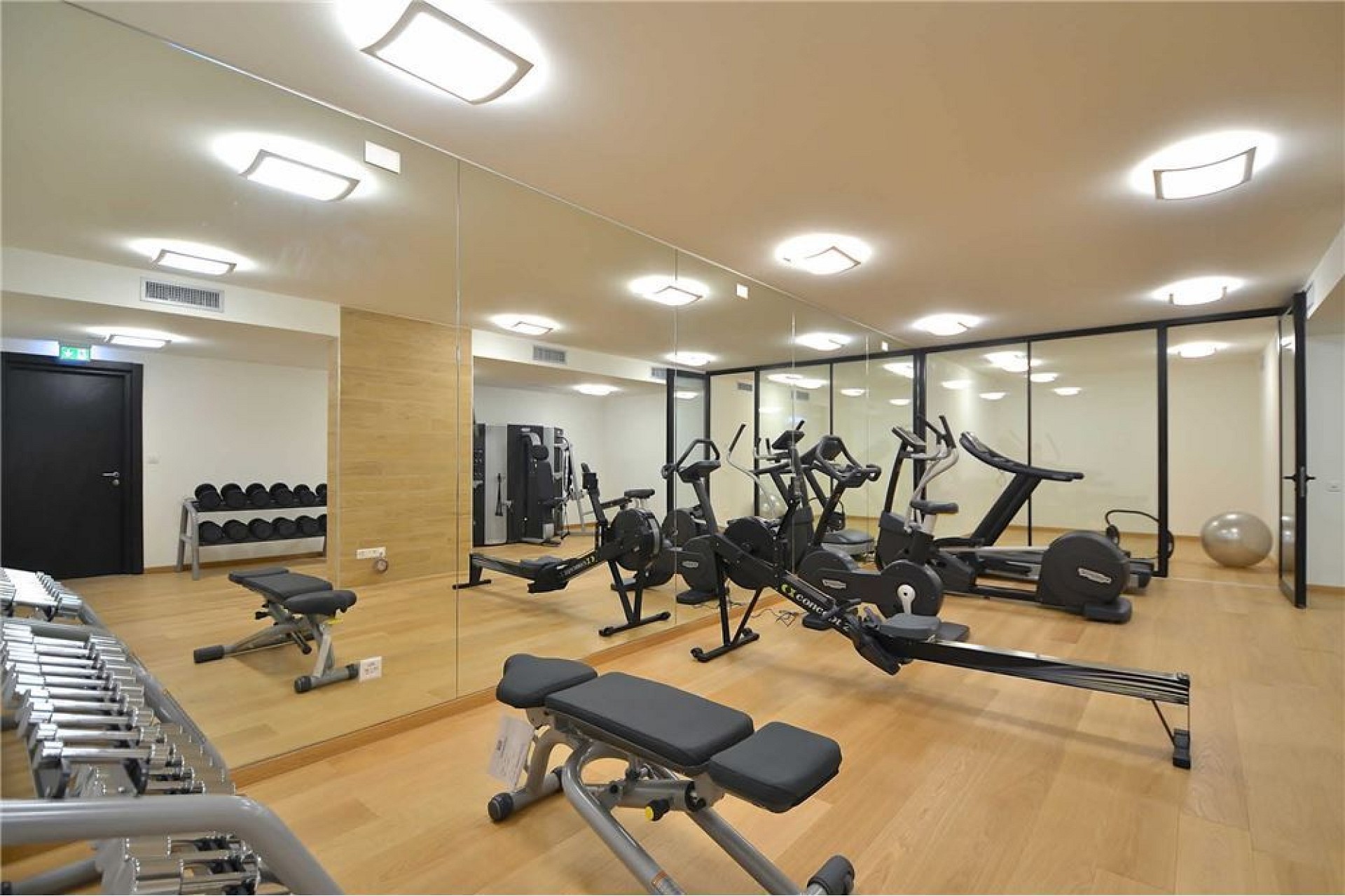 Fitnessraum mit Spiegelwand