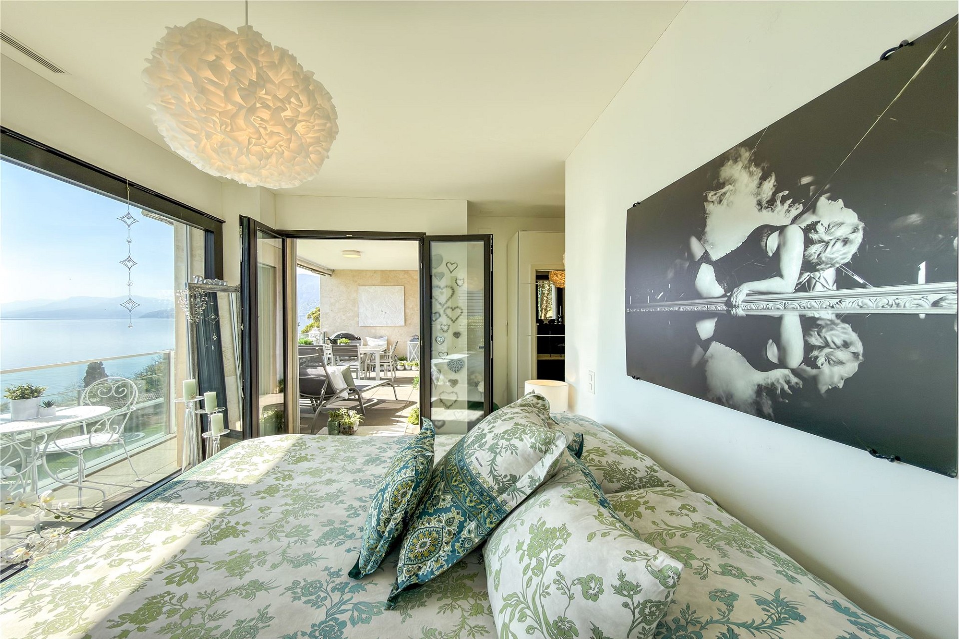 Schlafzimmer mit Meerblick und Zugang zur Terrasse