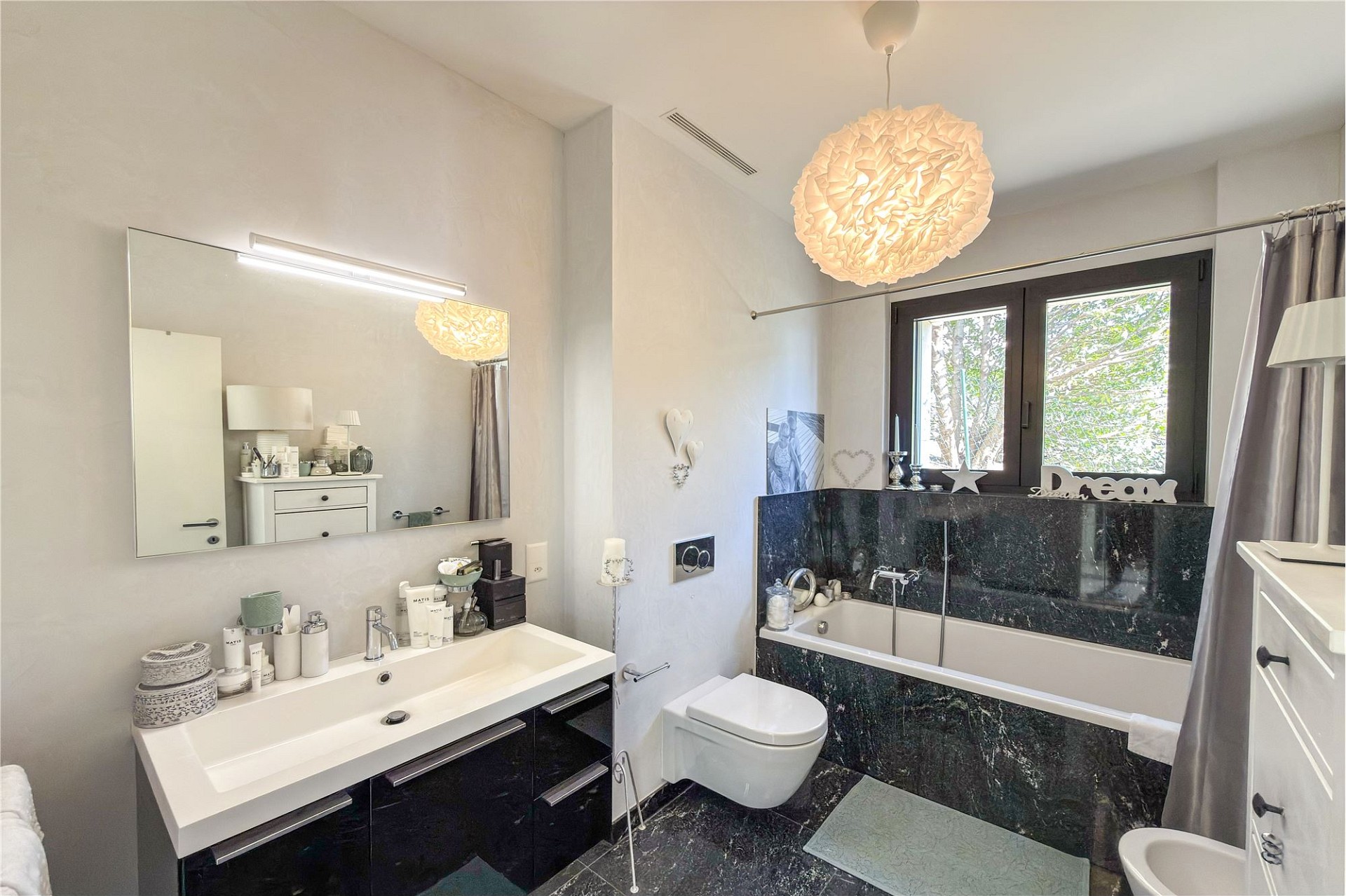 Modernes Badezimmer mit Wanne und Doppelwaschtisch