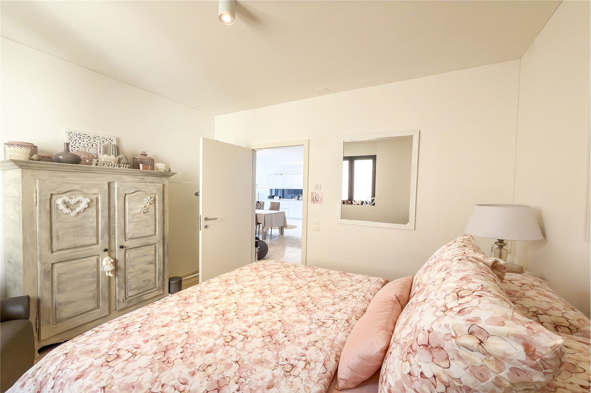 Helles Schlafzimmer mit dekorativem Landhausstil