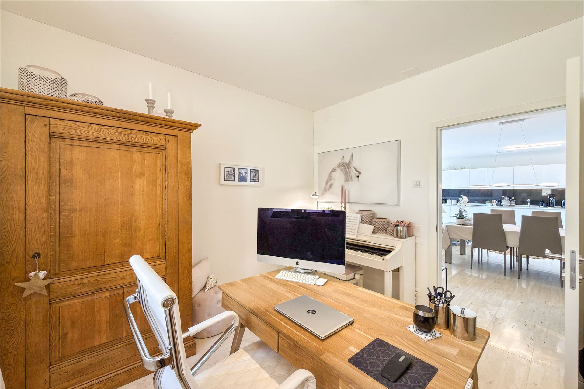 Homeoffice mit Blick in den Essbereich