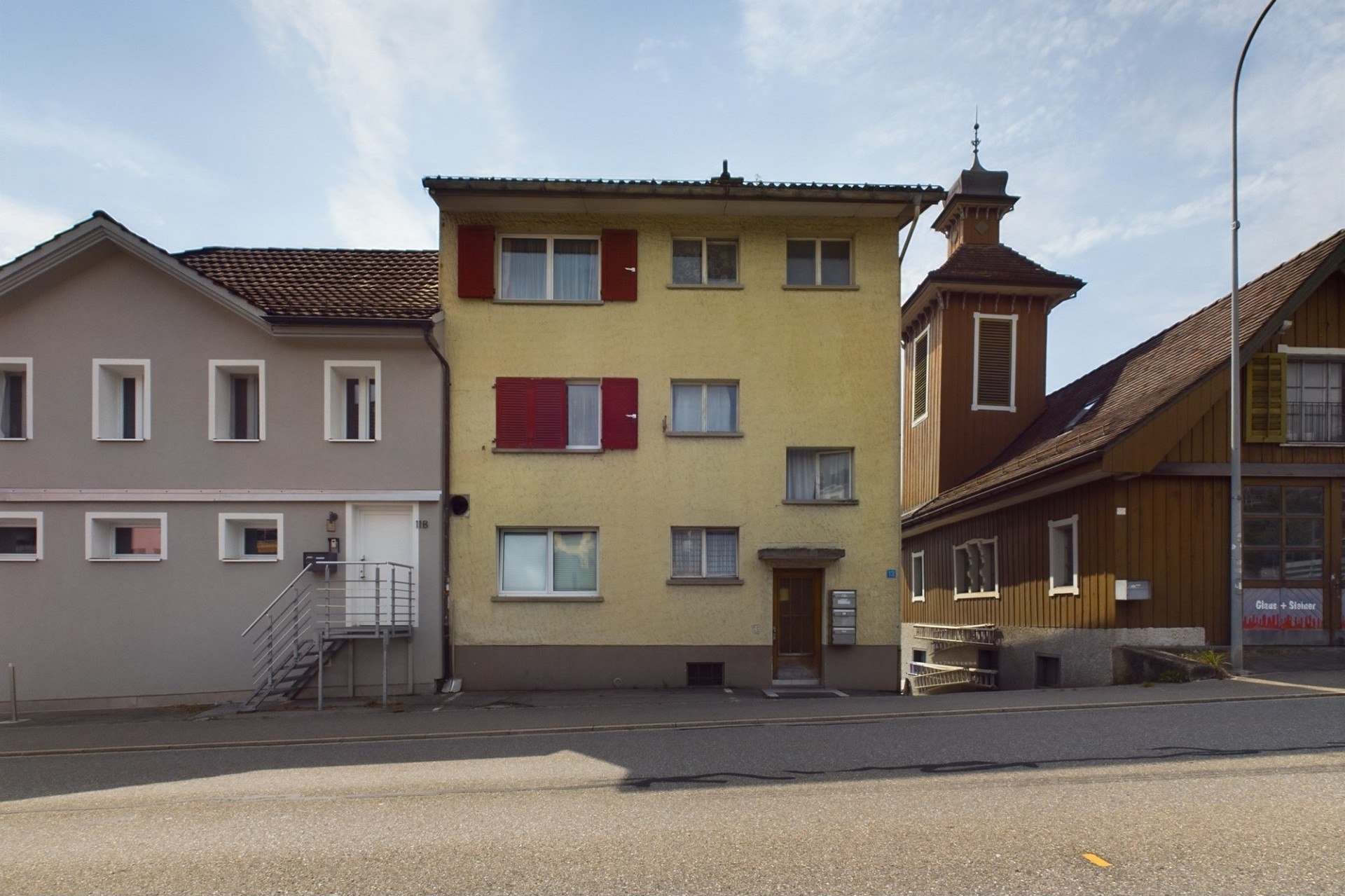 Straßenansicht mehrerer Gebäude