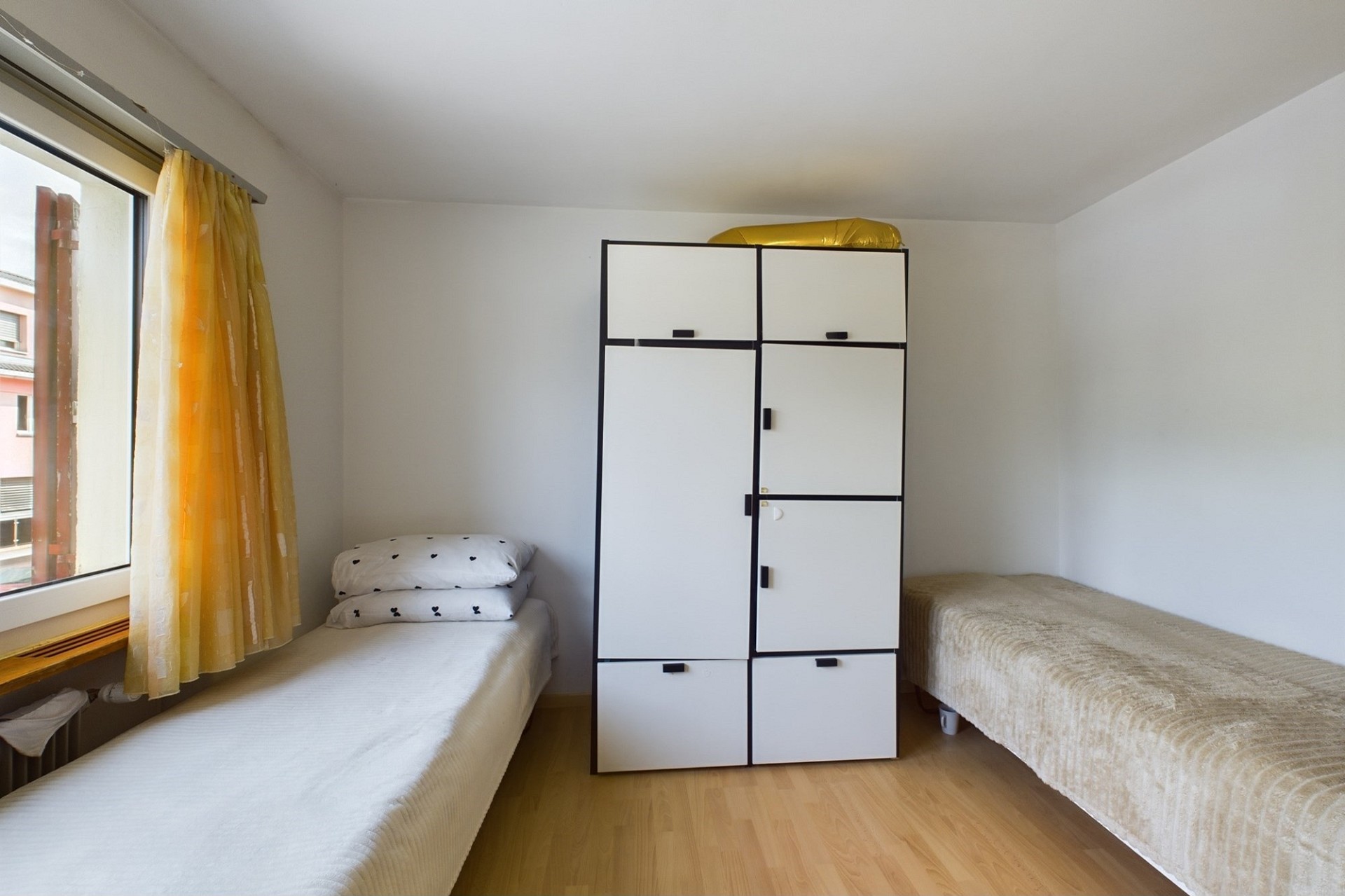 Kleines Schlafzimmer mit zwei Einzelbetten