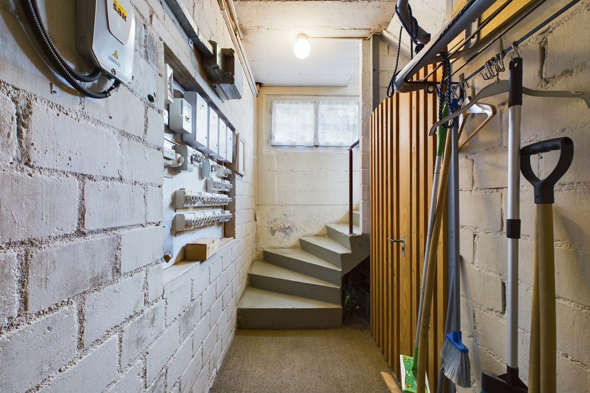 Kleiner Keller- bzw. Technikflur mit Treppe